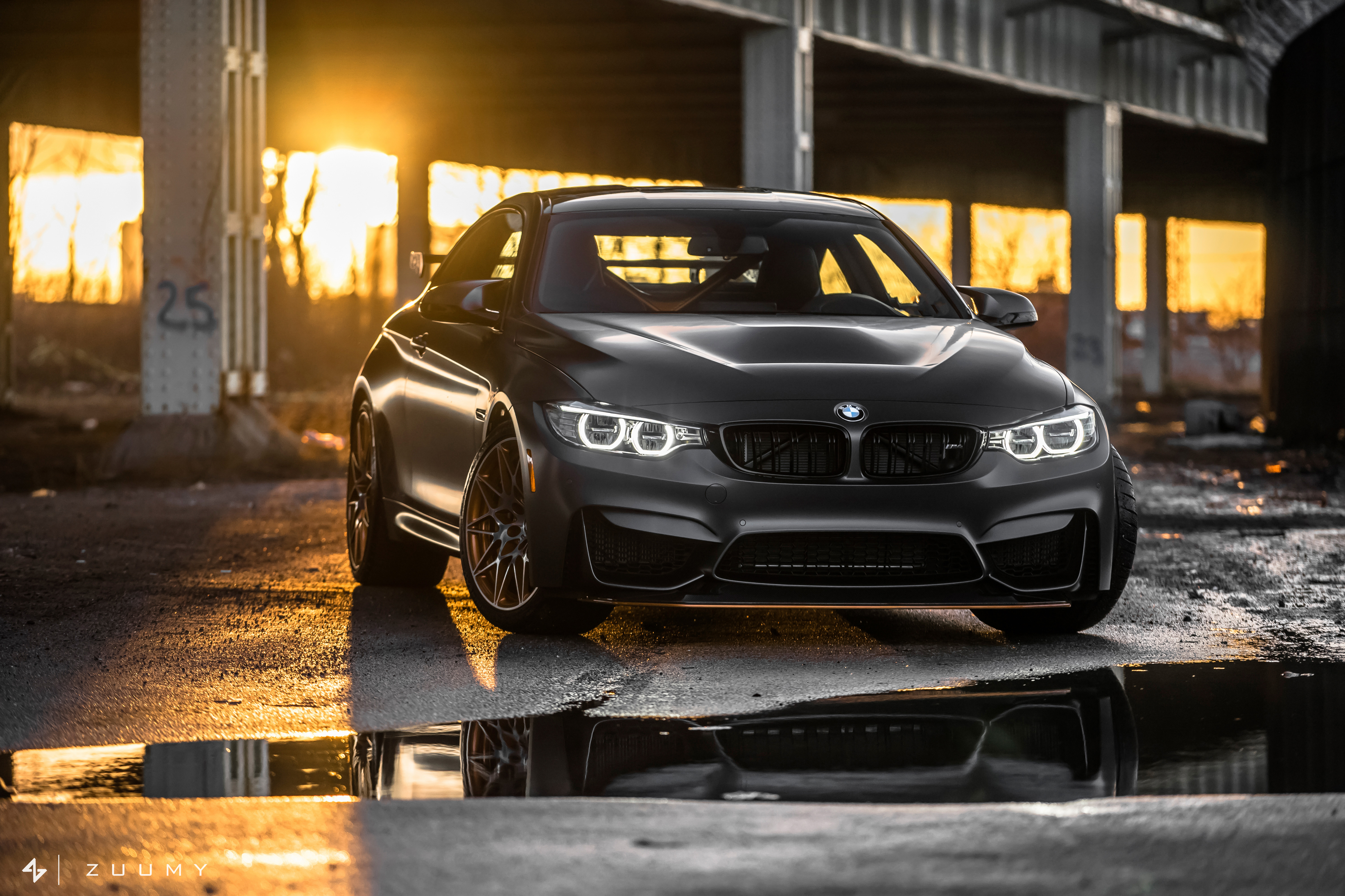 Бесплатное фото BMW M4 в черном матовом цвете