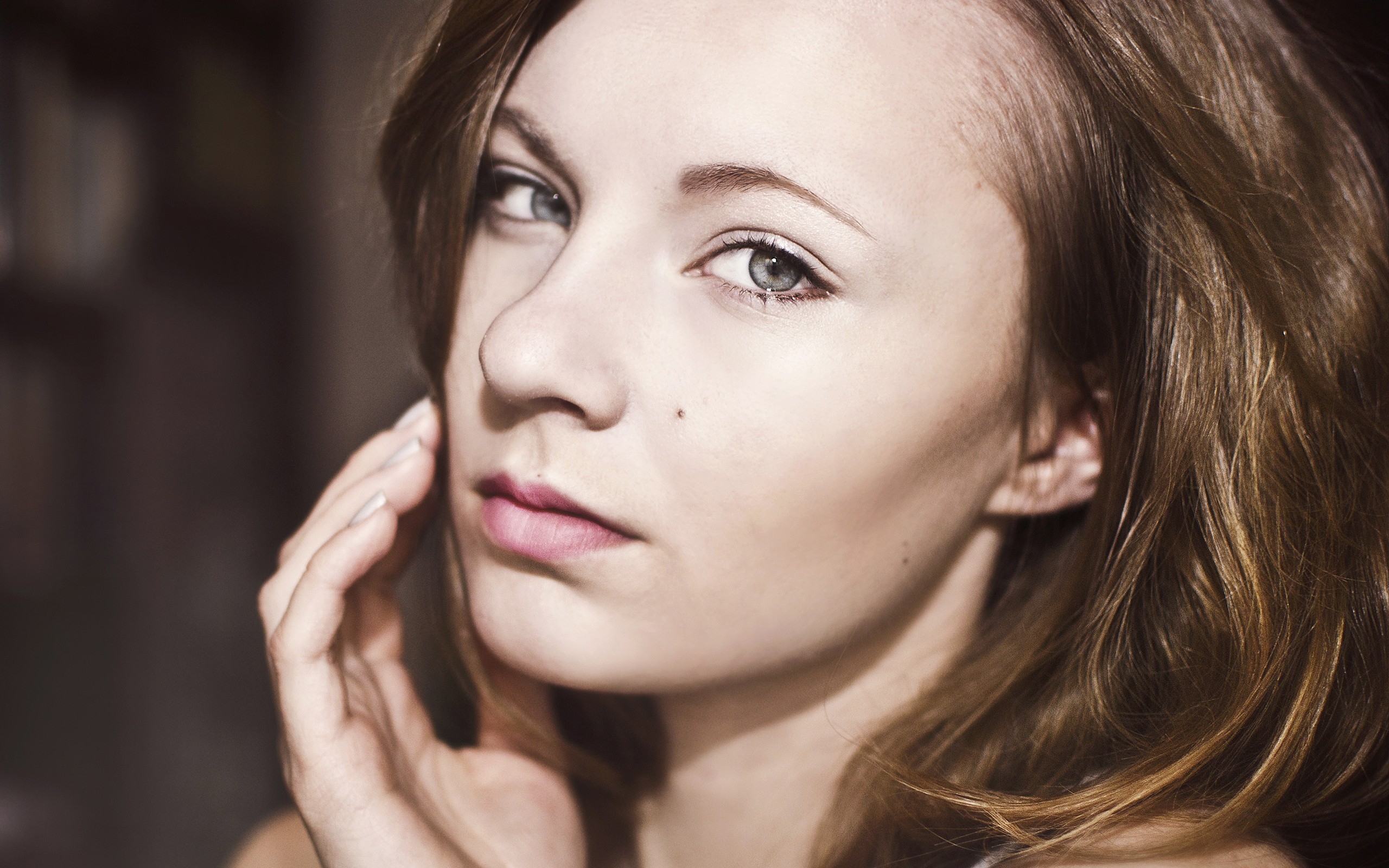 Обои мимика длинные волосы художественная модель на рабочий стол