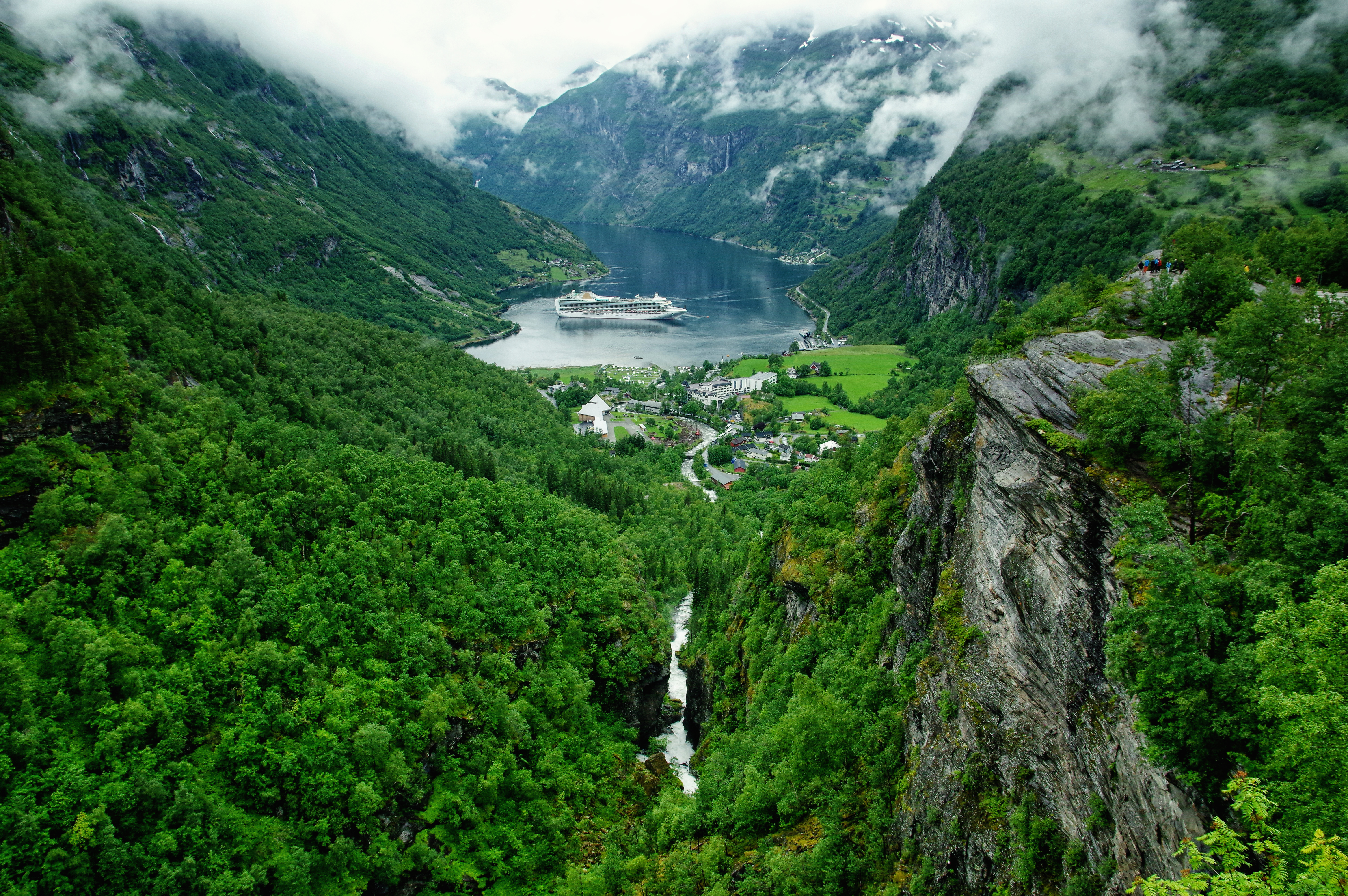 桌面上的壁纸盖朗厄尔峡湾 挪威 山区