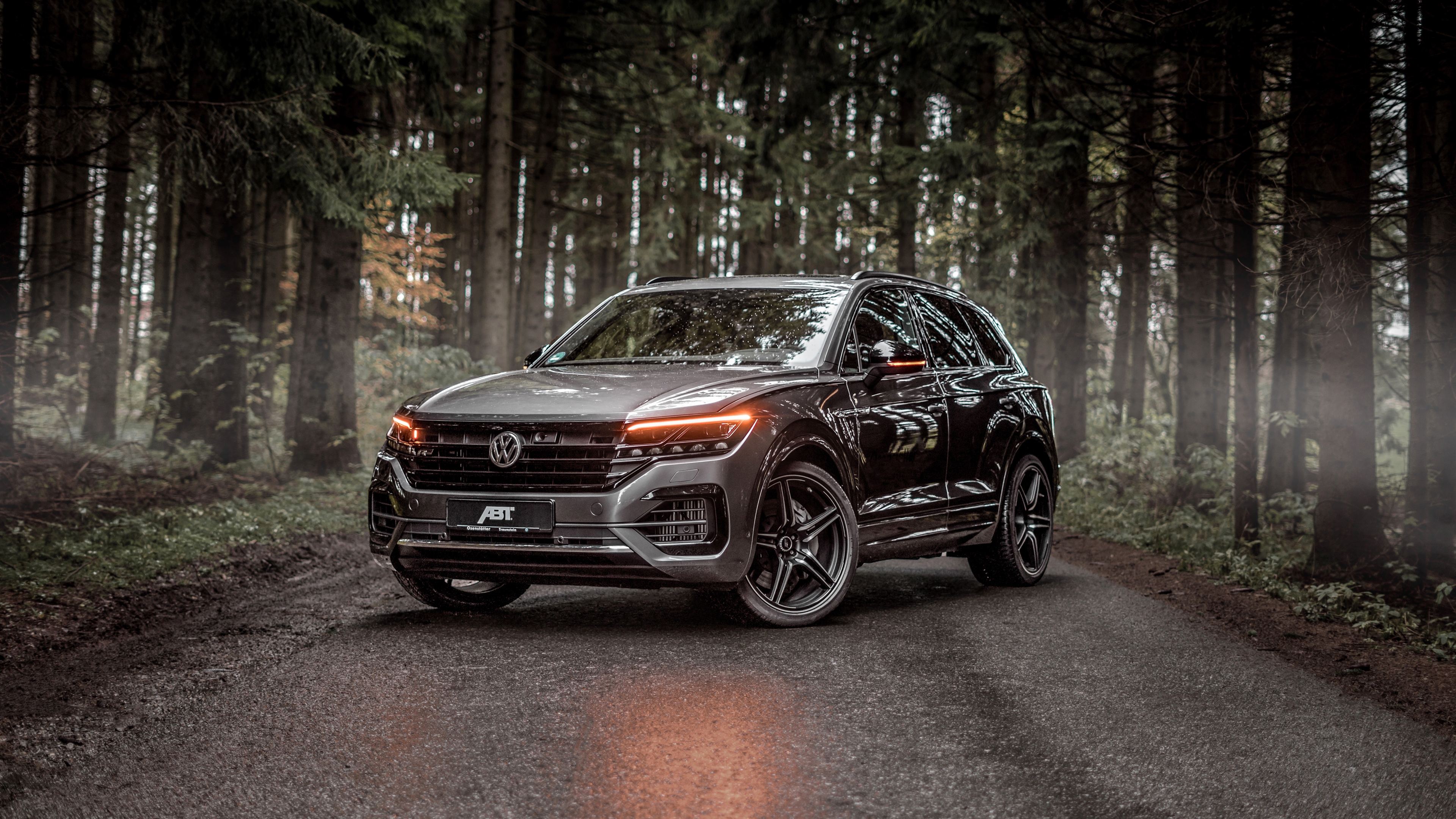 Free photo Black volkswagen touareg v8 tdi r line in the woods