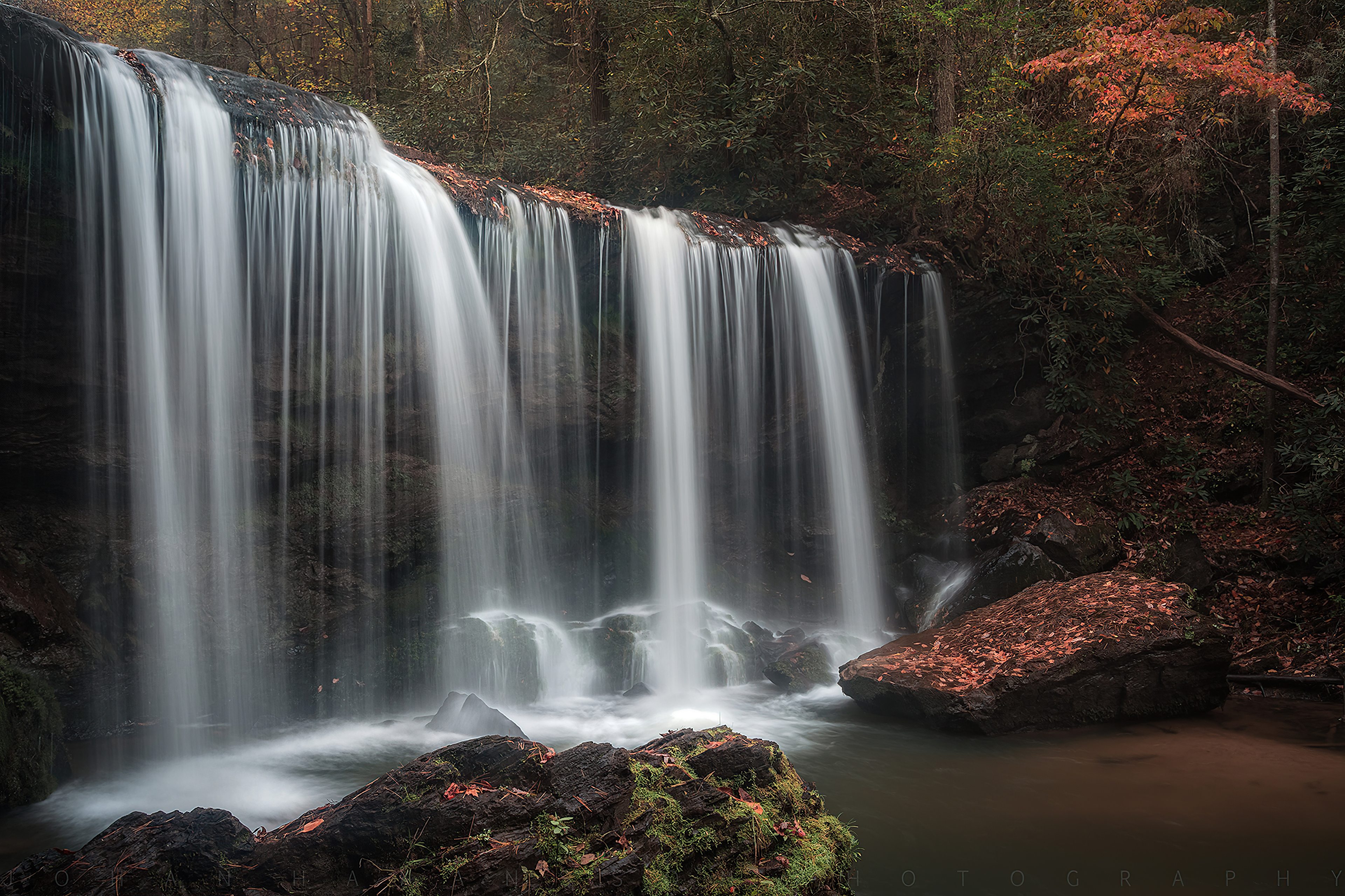 Free photo A shallow waterfall in the fall woods