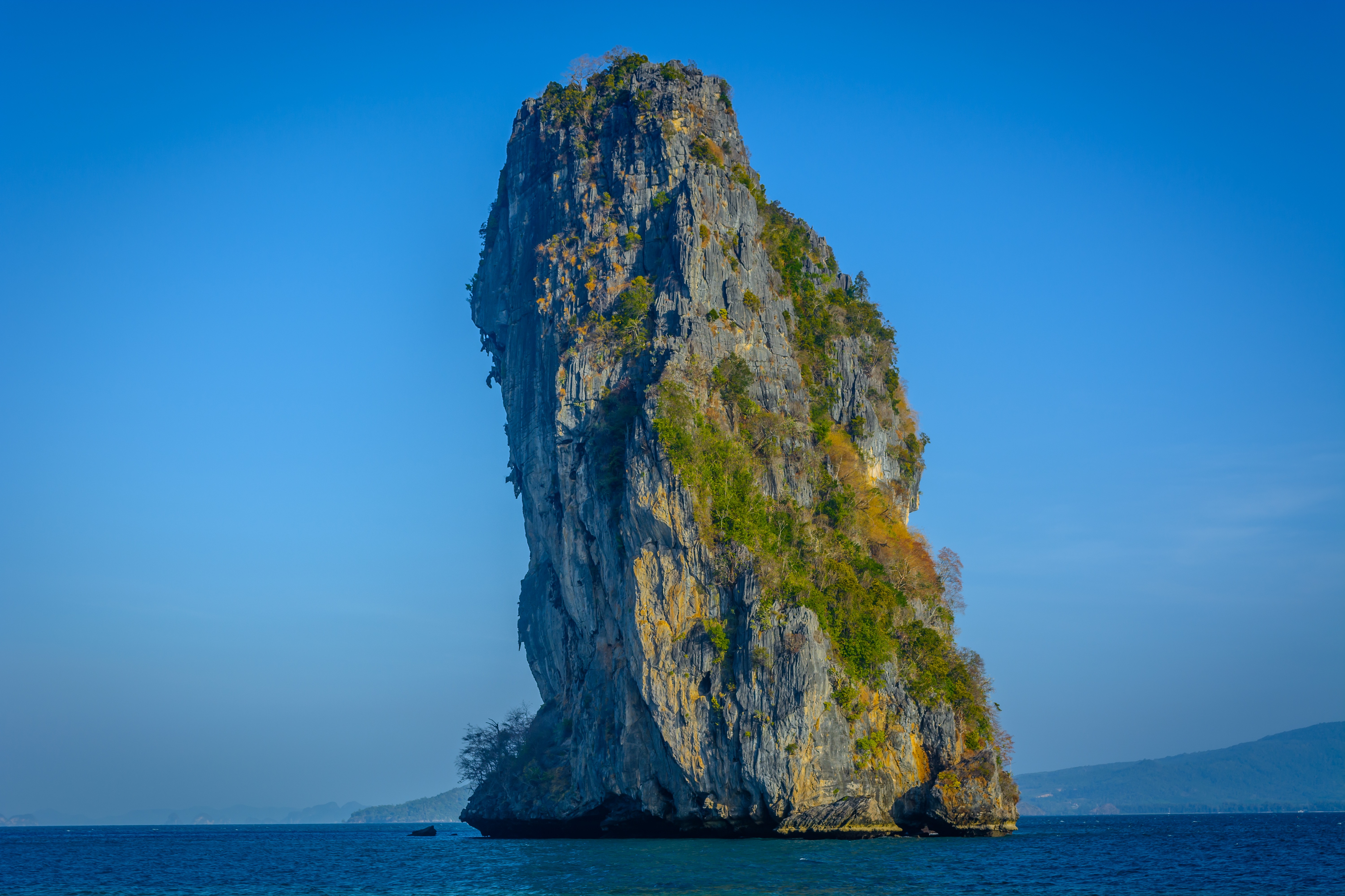 泰国大海深处的一块高大岩石