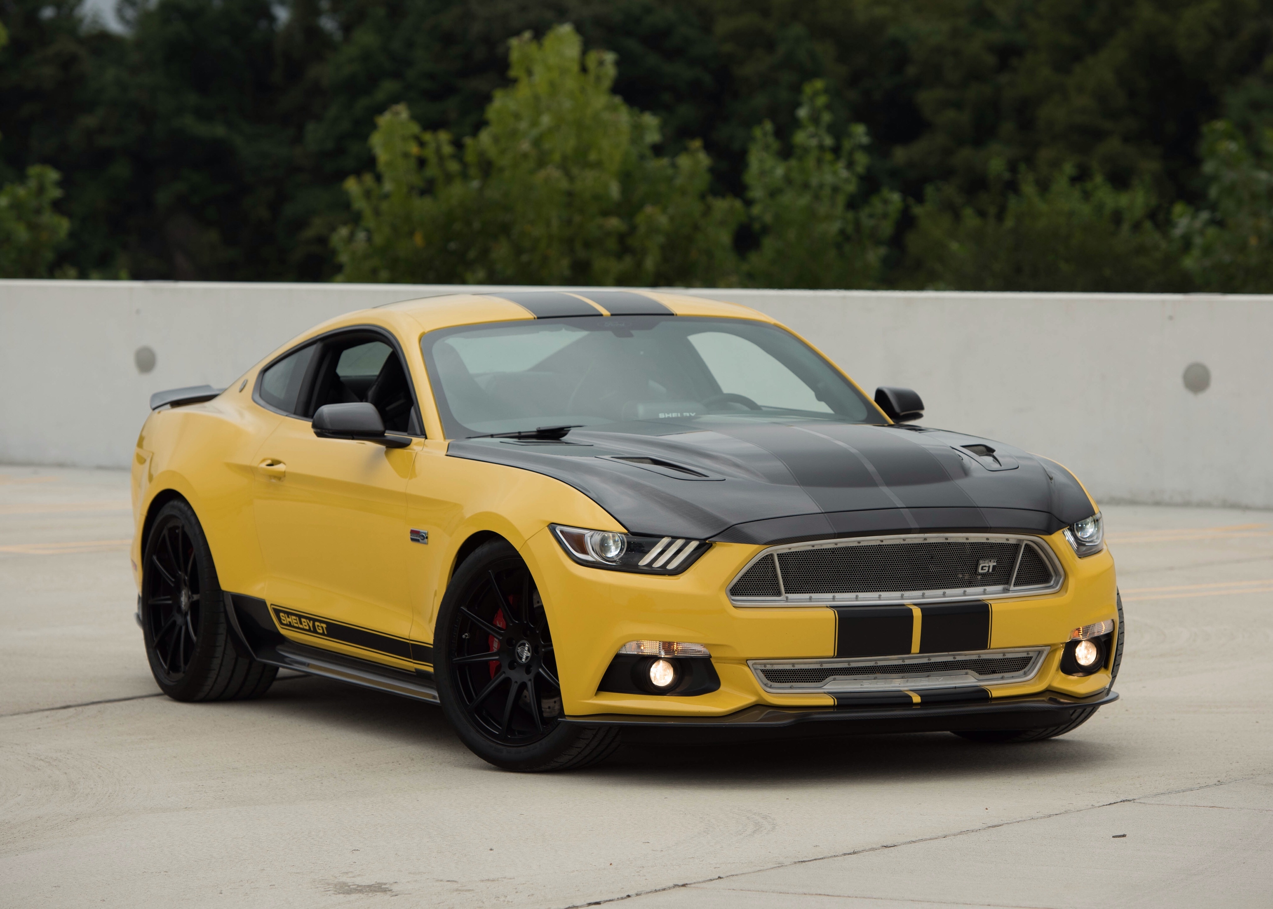 Бесплатное фото Ford mustang shelby желтого цвета в черными полосками