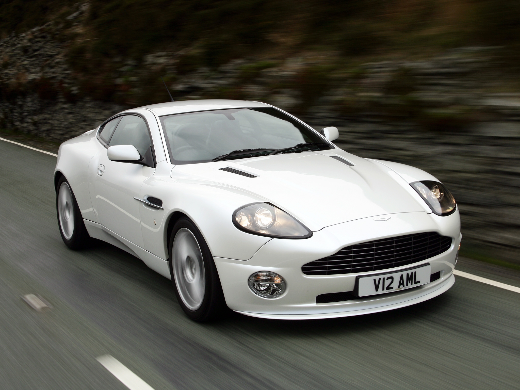 免费照片白色阿斯顿马丁 V8 Vantage 2005。