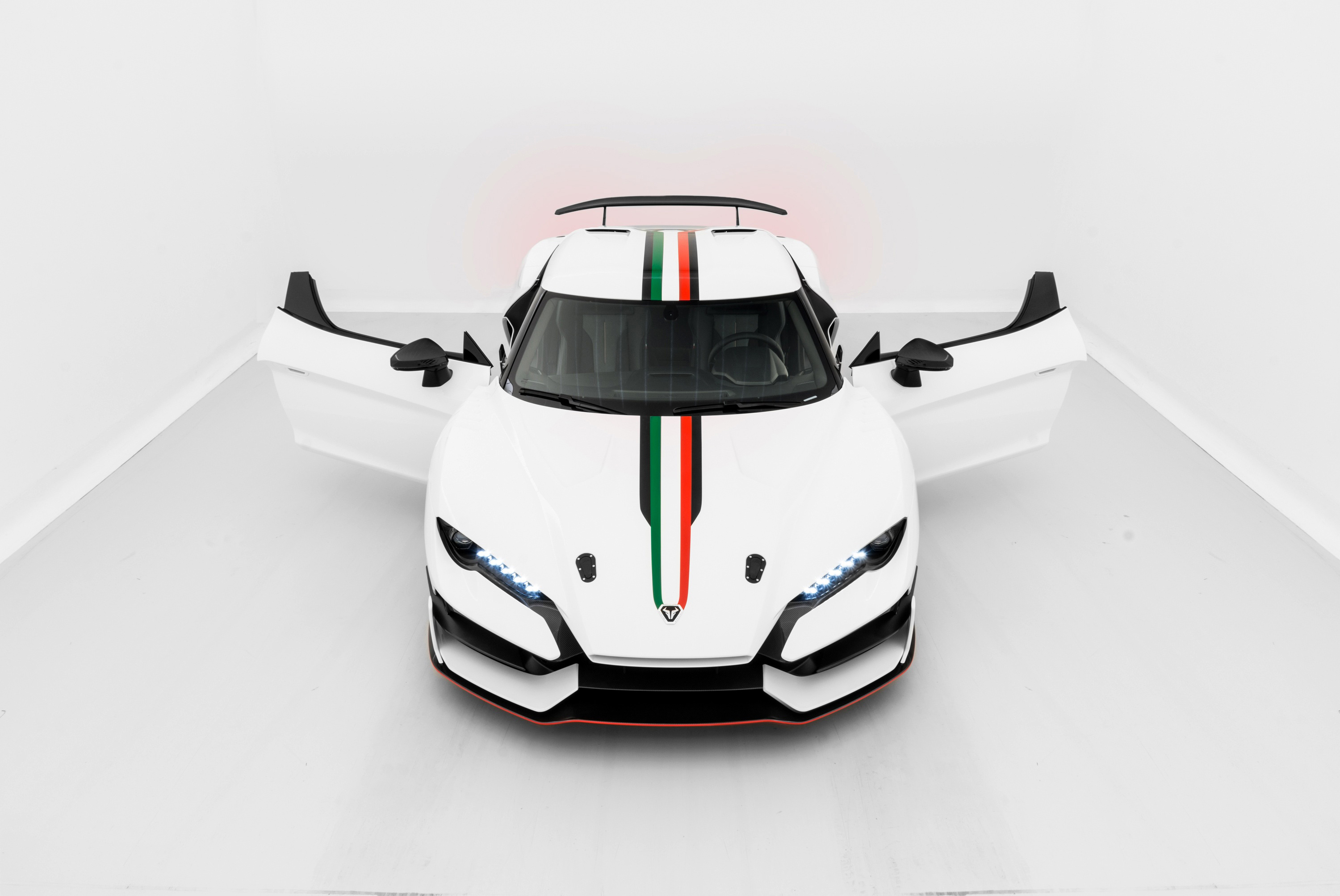 Italdesign Zerouno汽车，白色，引擎盖上有条纹，车门打开。