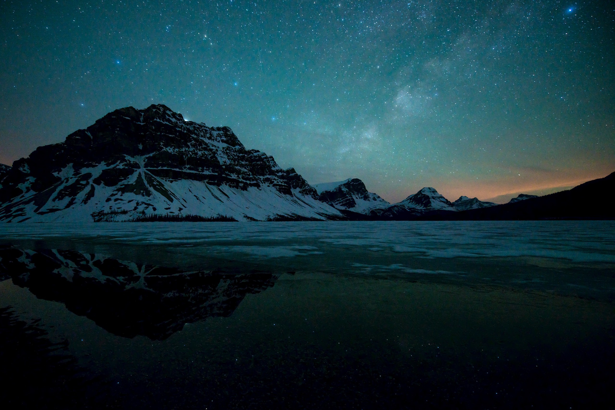 Отражения Млечного Пути на озере Боу