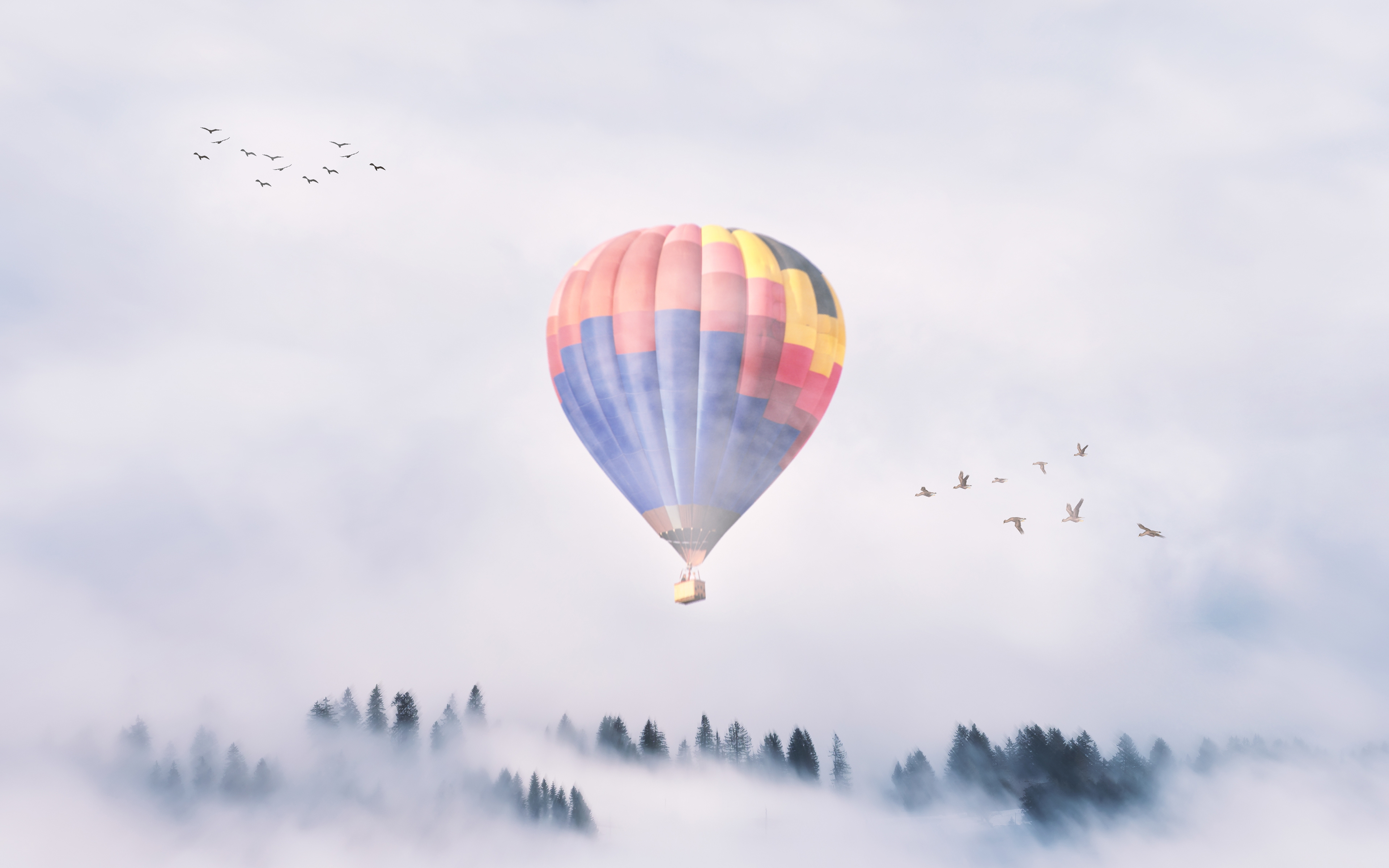 雾霾天空中的气球