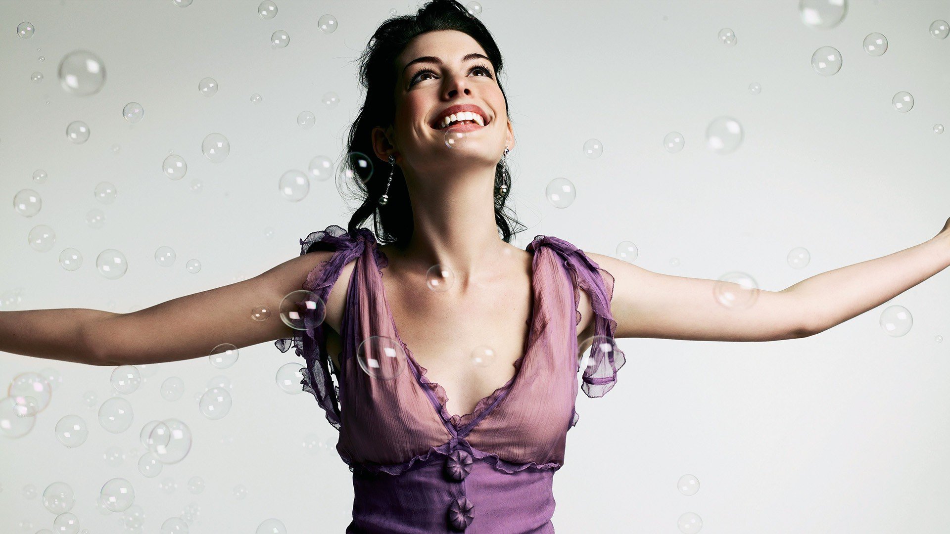 Free photo Anne Hathaway enjoys soap bubbles.