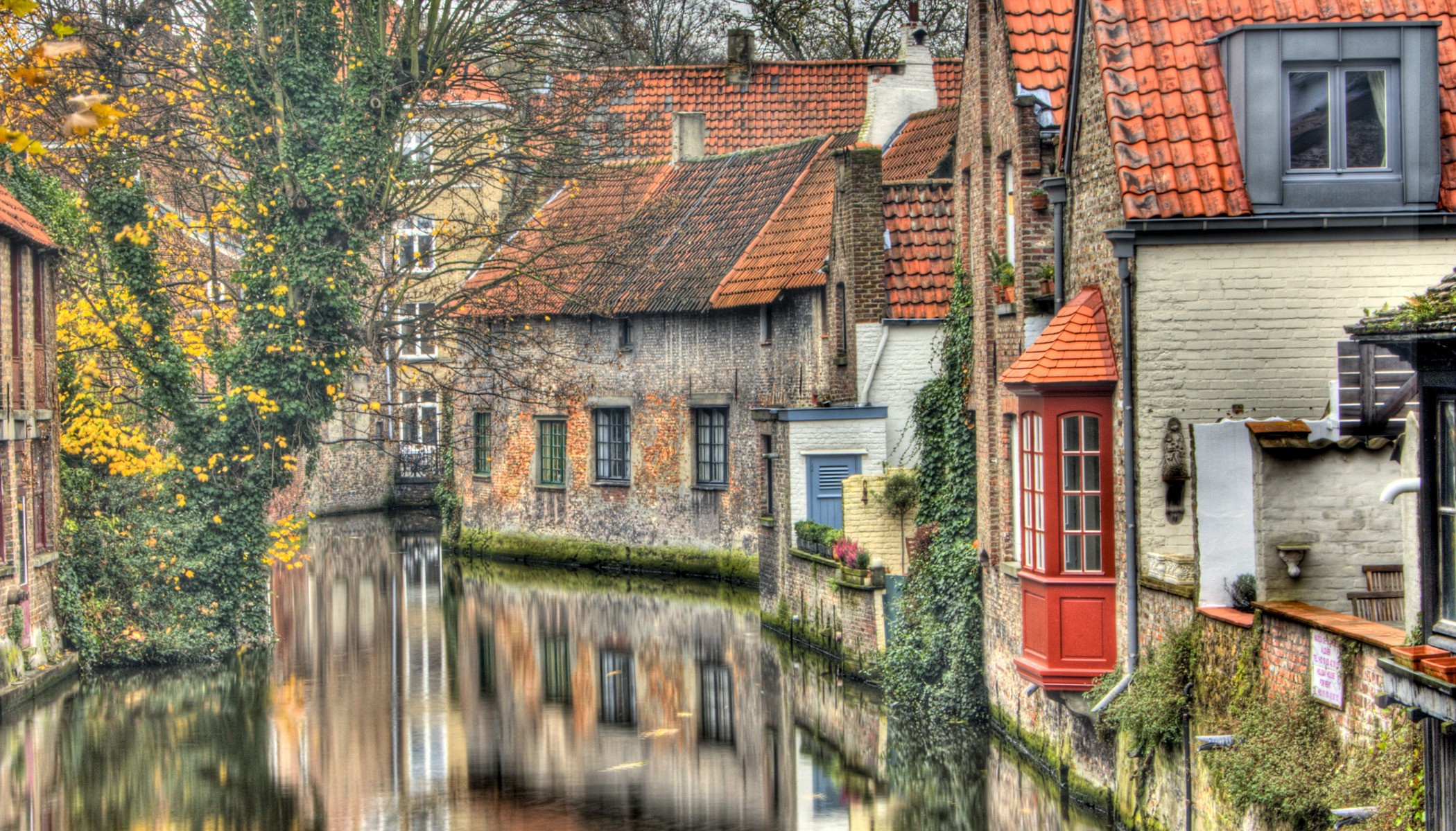 Free photo Old stone houses built on the water.