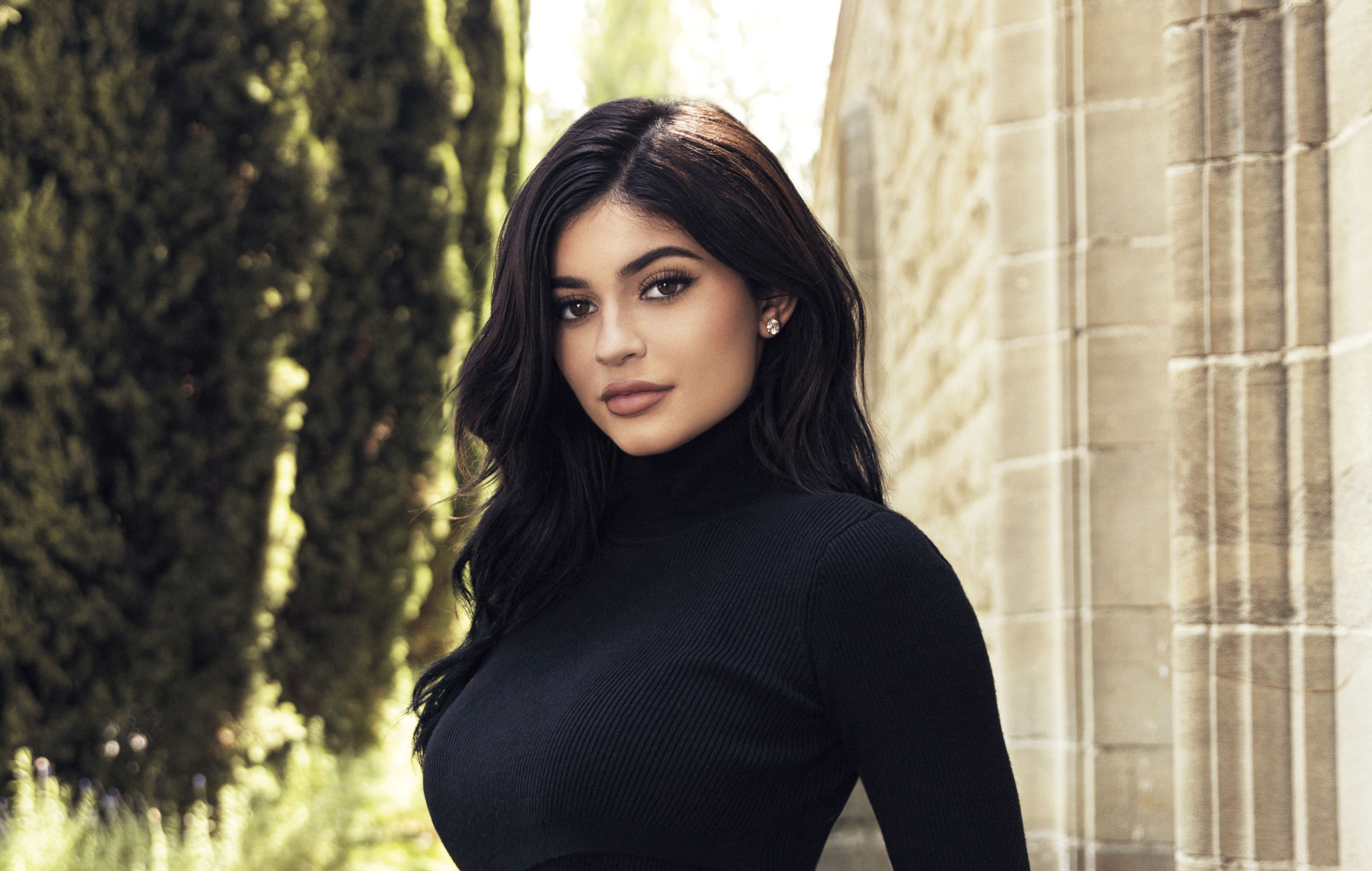 Free photo Black-haired Kylie Jenner with a black turtleneck top