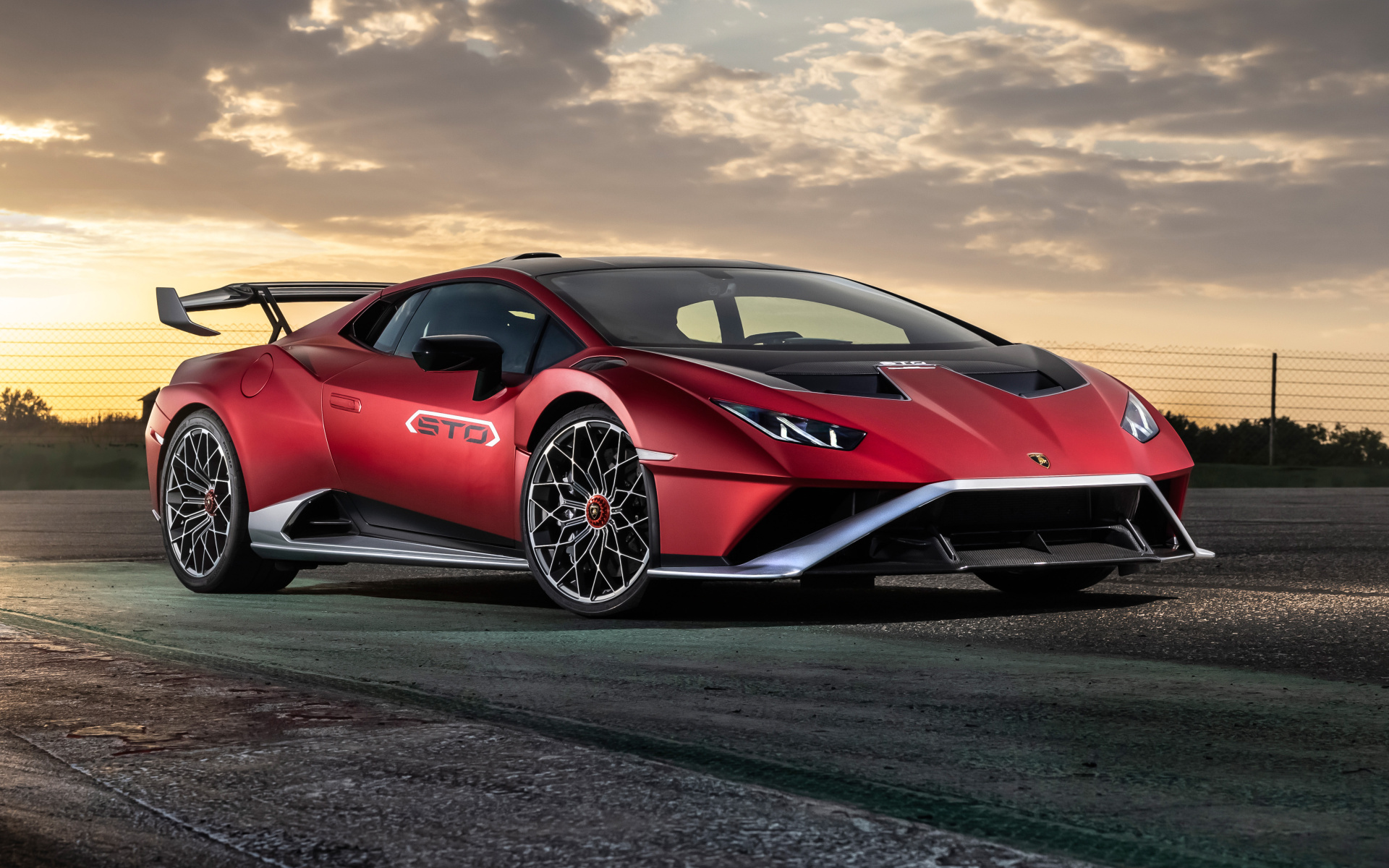 Free photo Lamborghini Huracan against the backdrop of the sunset.