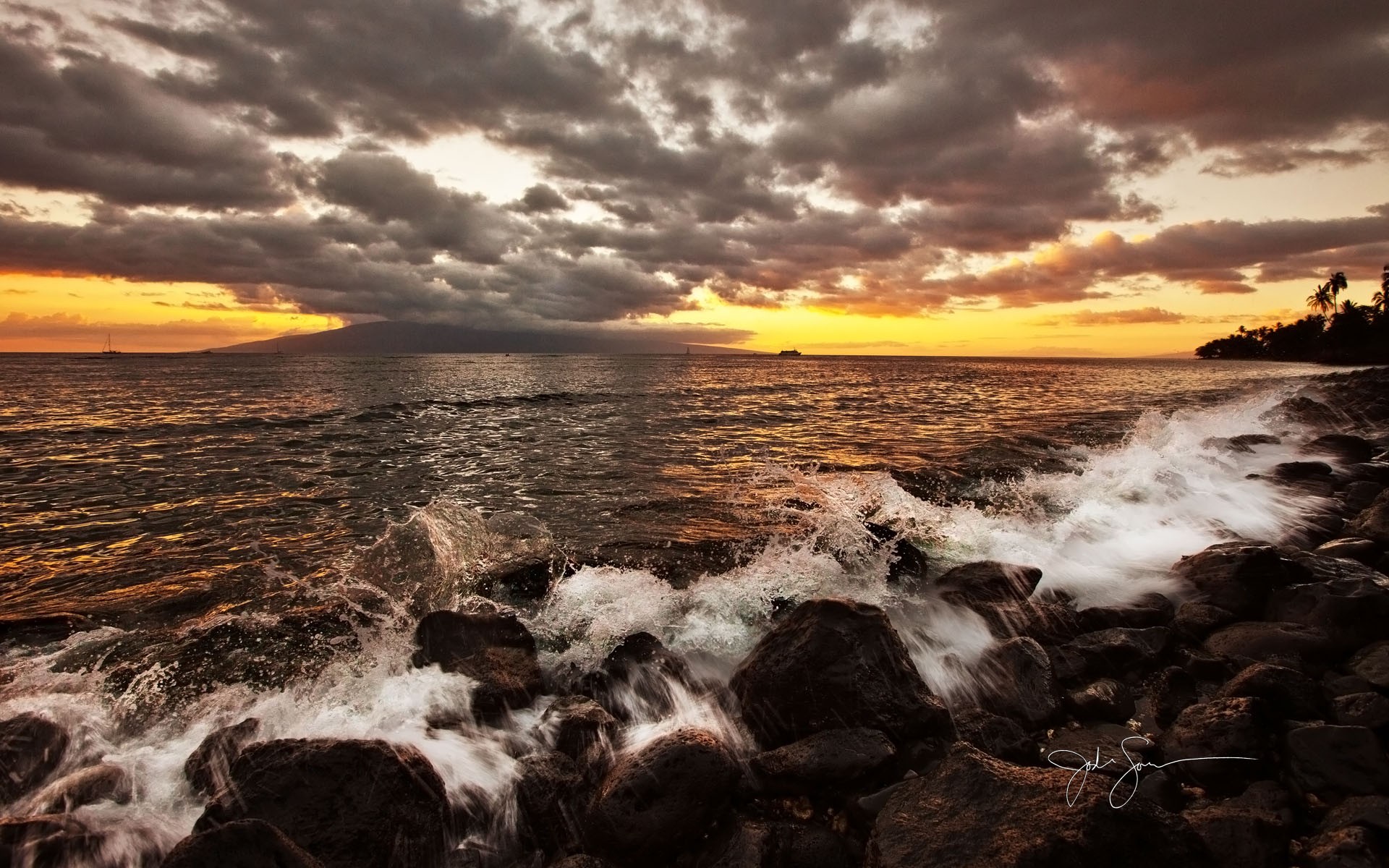 Free photo Seashore with big rocks at sunset