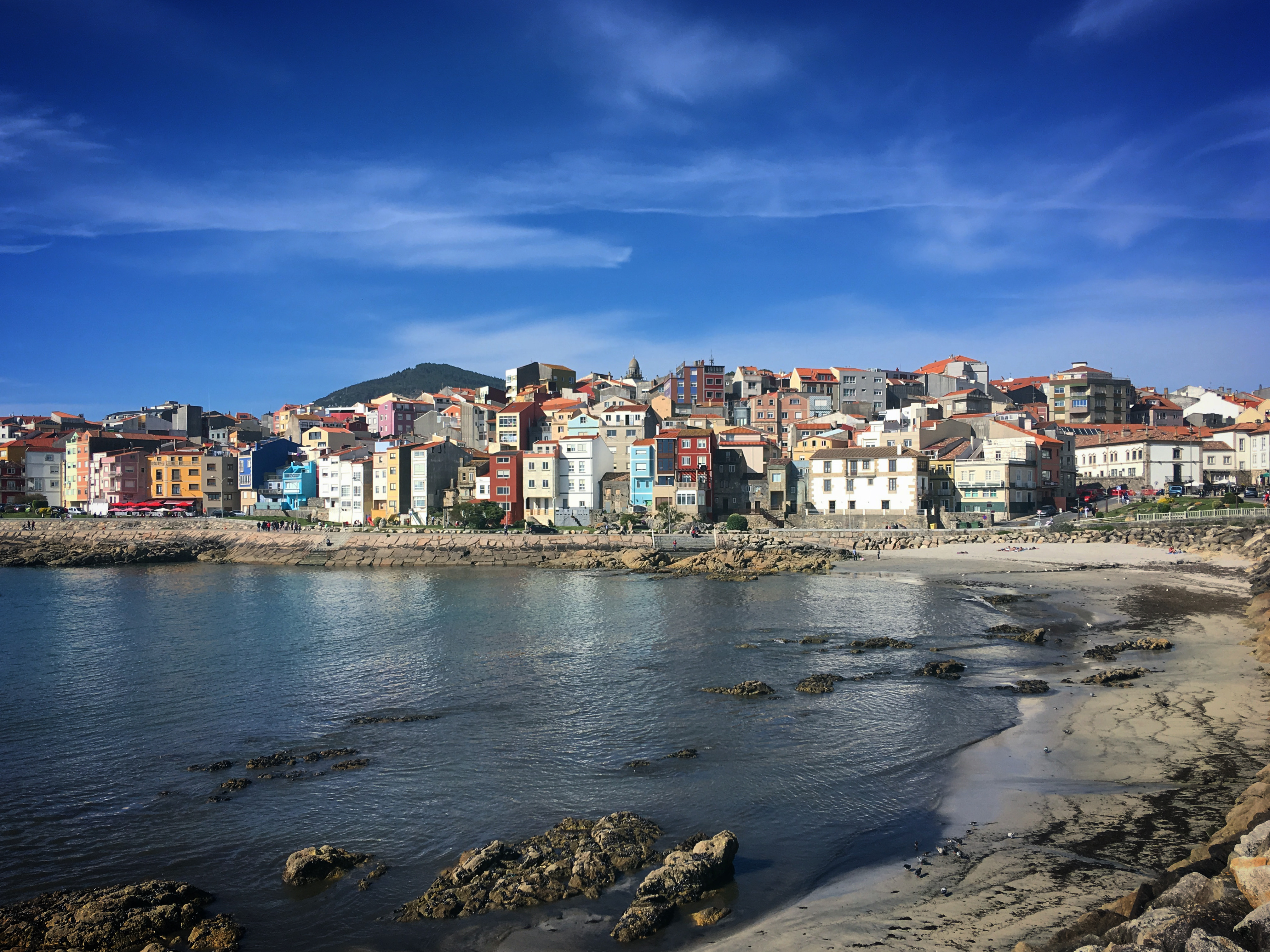 Free photo A town with old houses by the sea