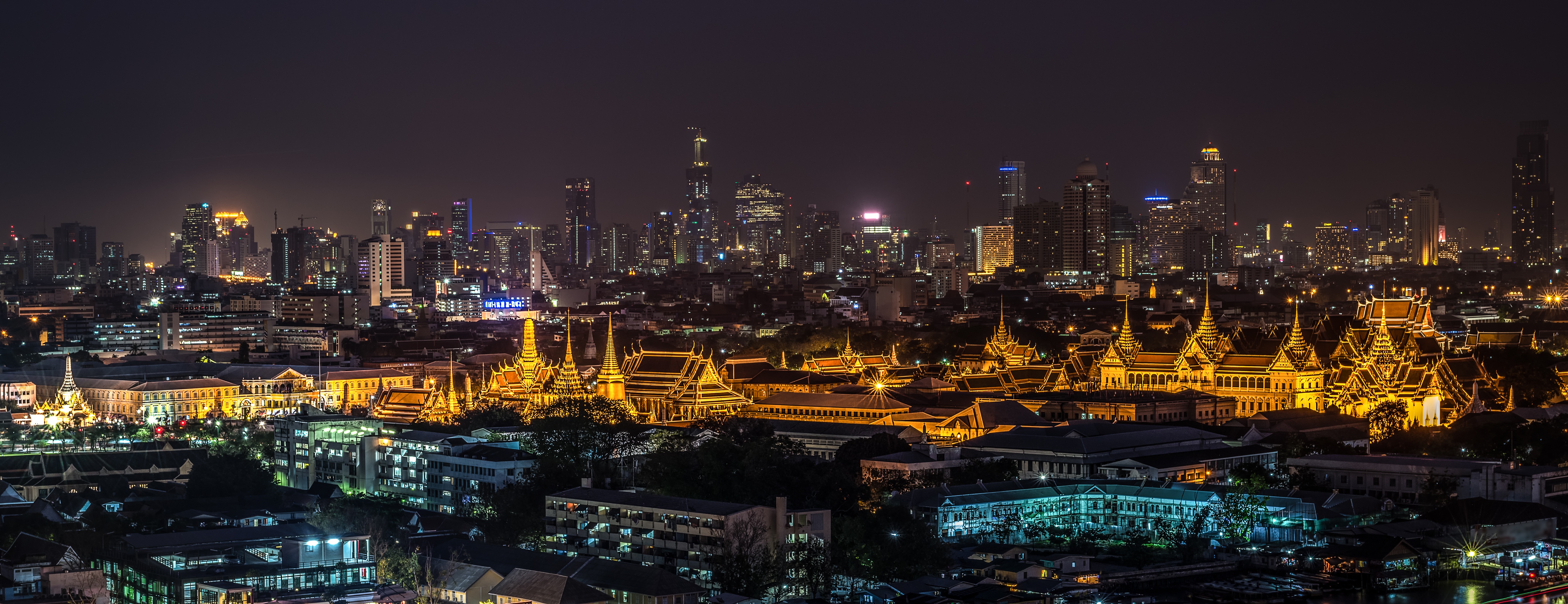 Free photo An Asian city in the night