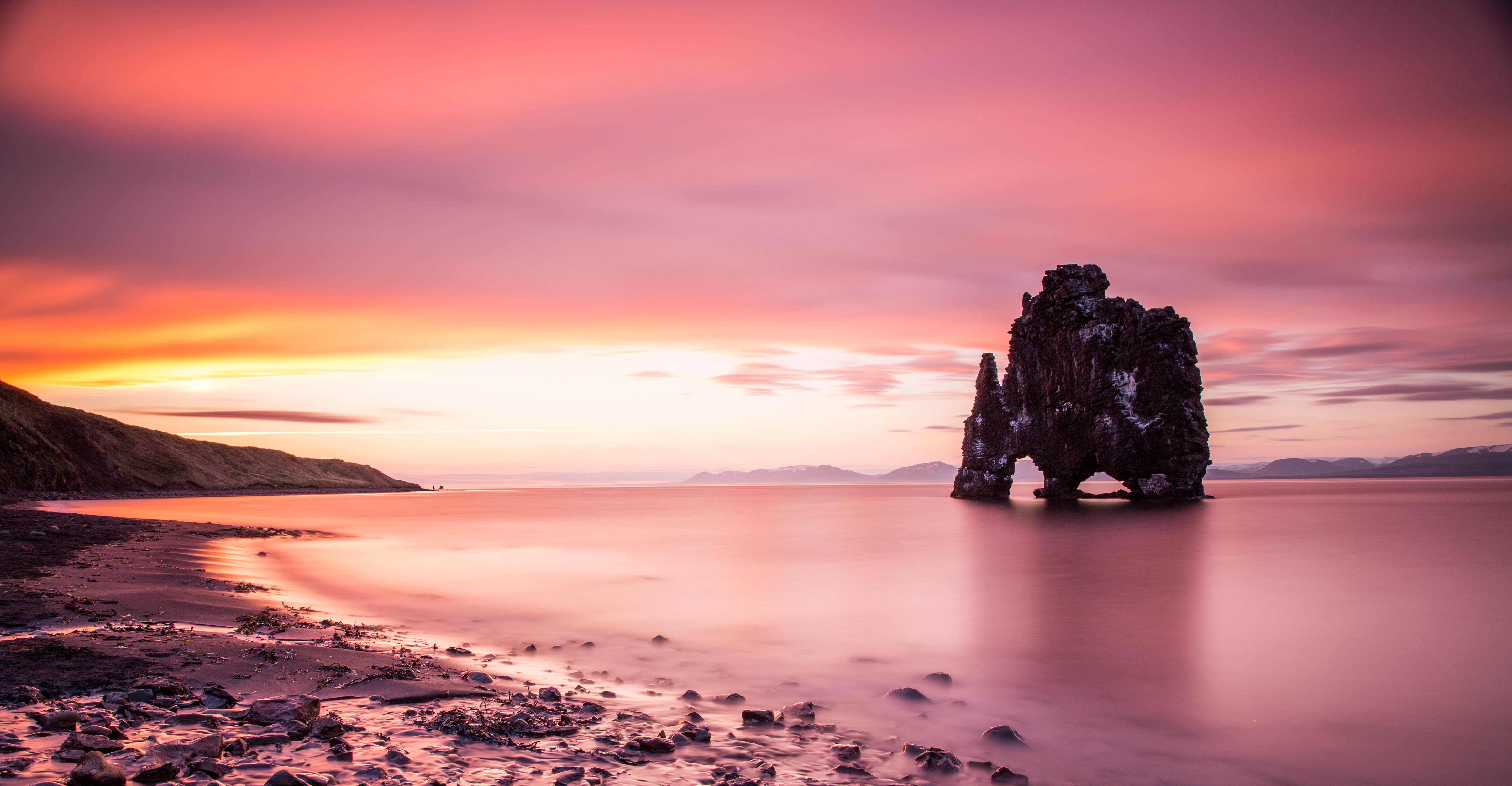 夕阳下的西班牙海岸线上的岩层
