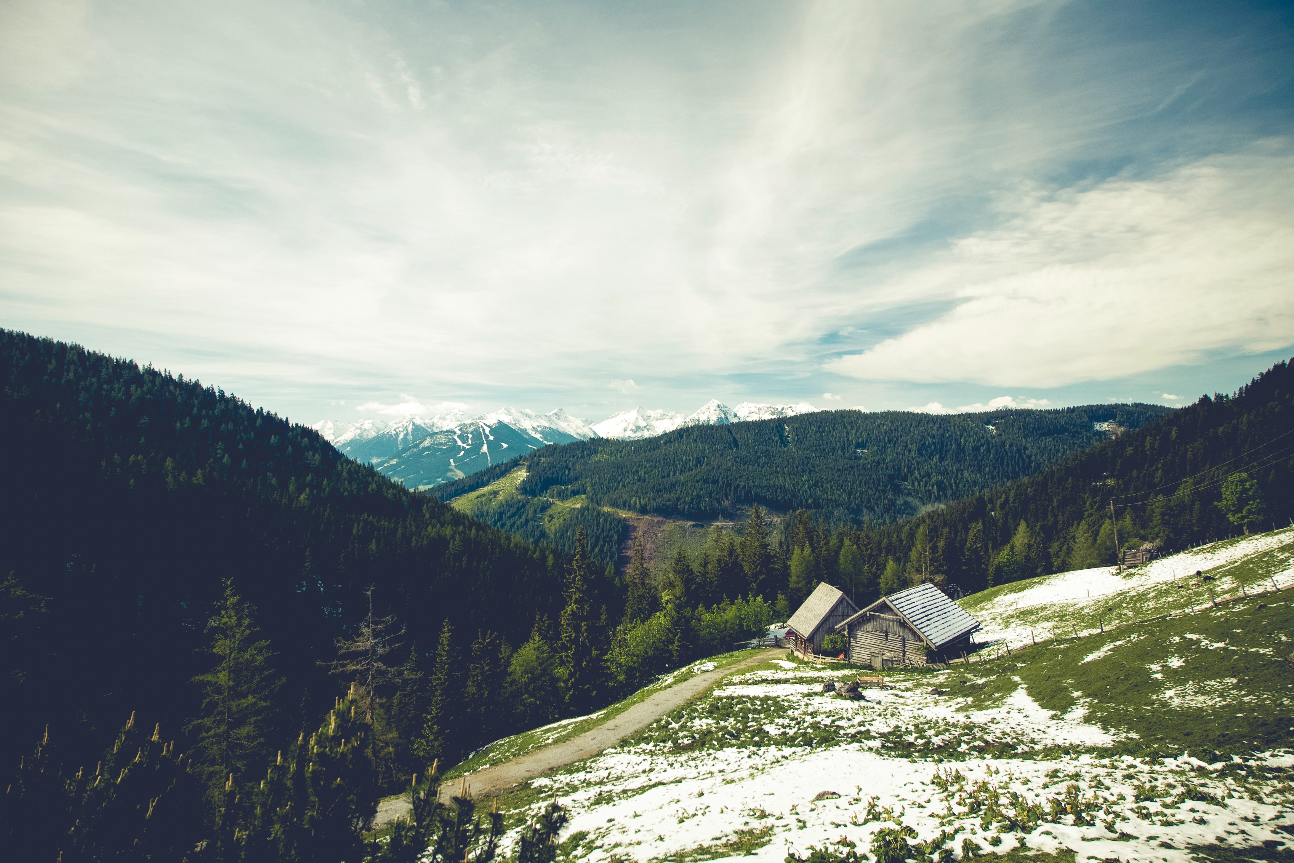 Free photo A rustic cabin in the mountains