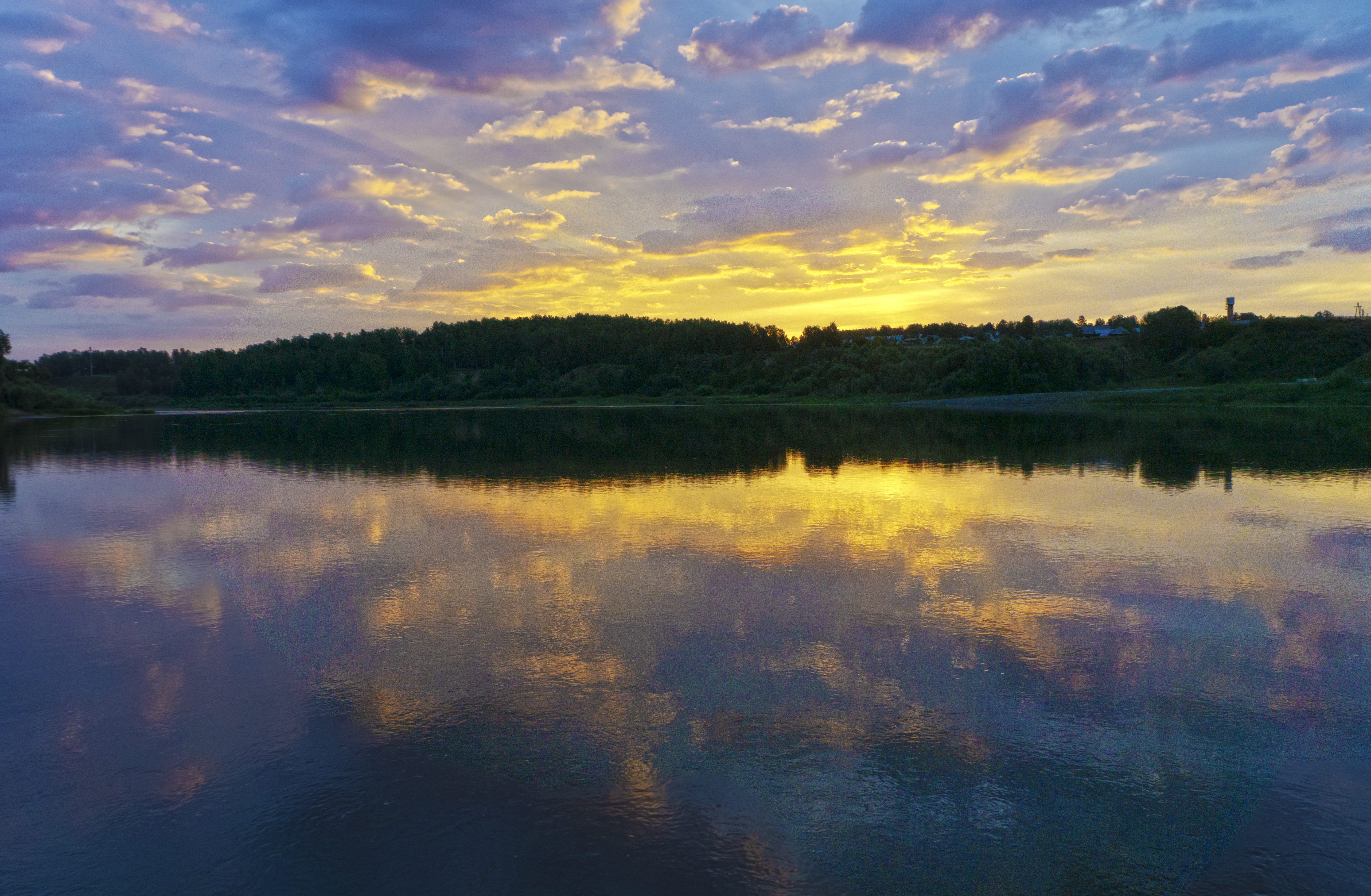 Free photo Beautiful Siberia during dawn on the river