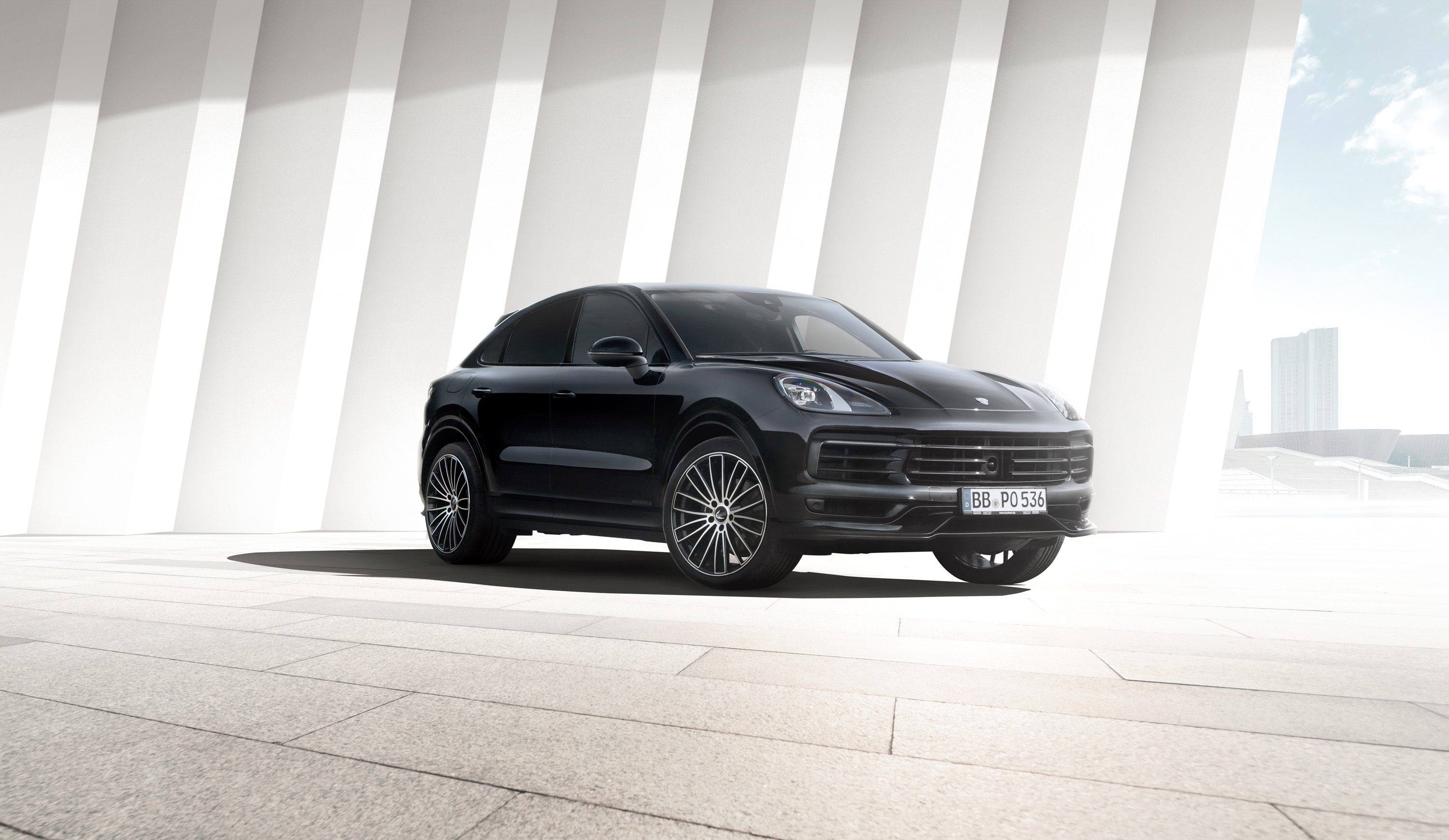 Бесплатное фото Черный porsche cayenne coupe