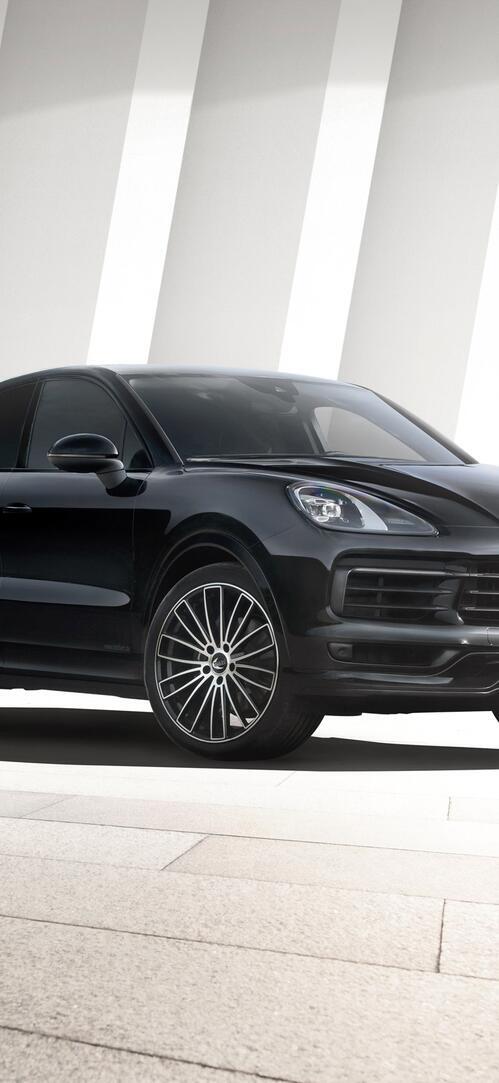 Бесплатное фото Черный porsche cayenne coupe