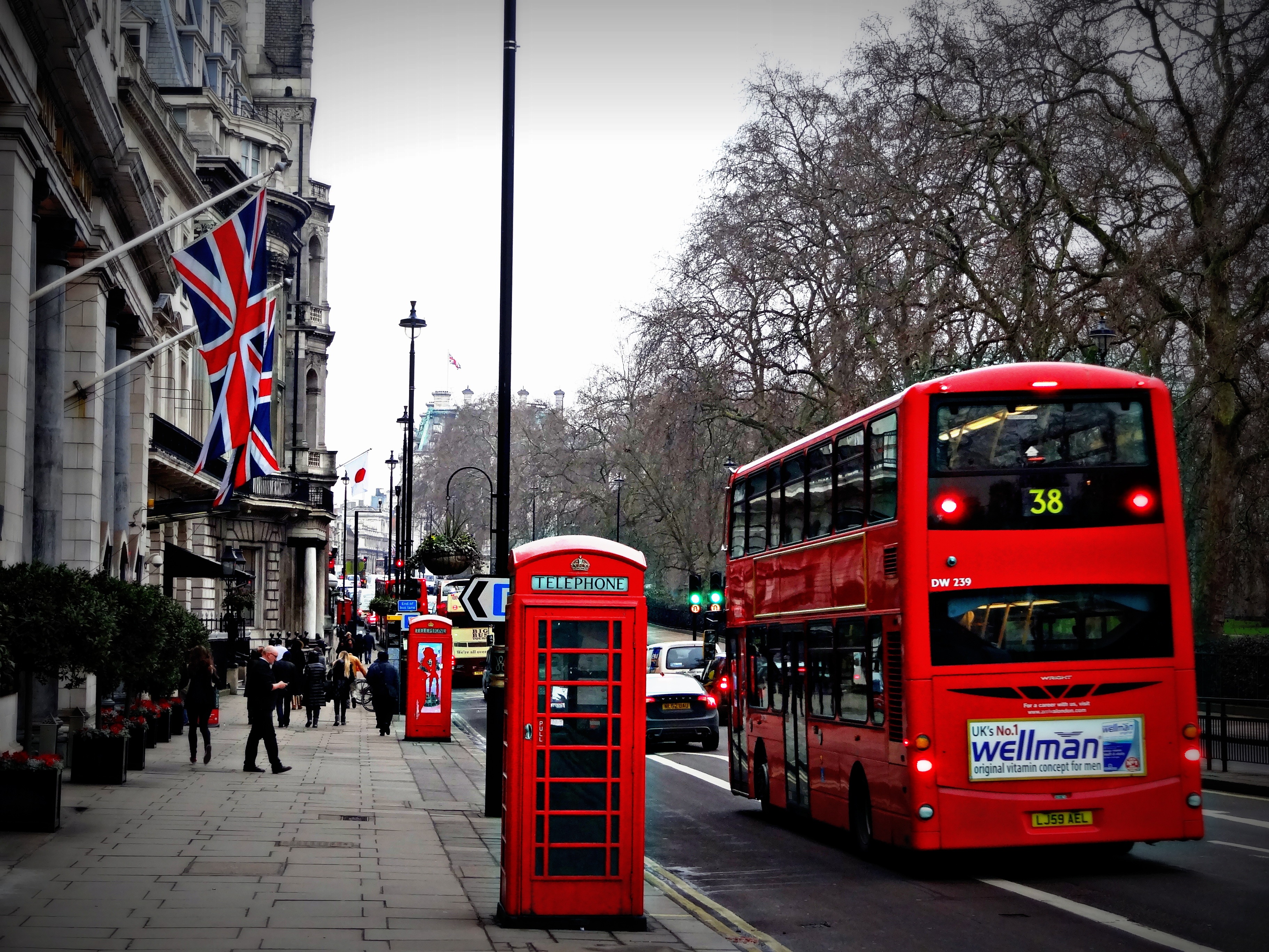 Free photo A street in the UK with a double-decker bus