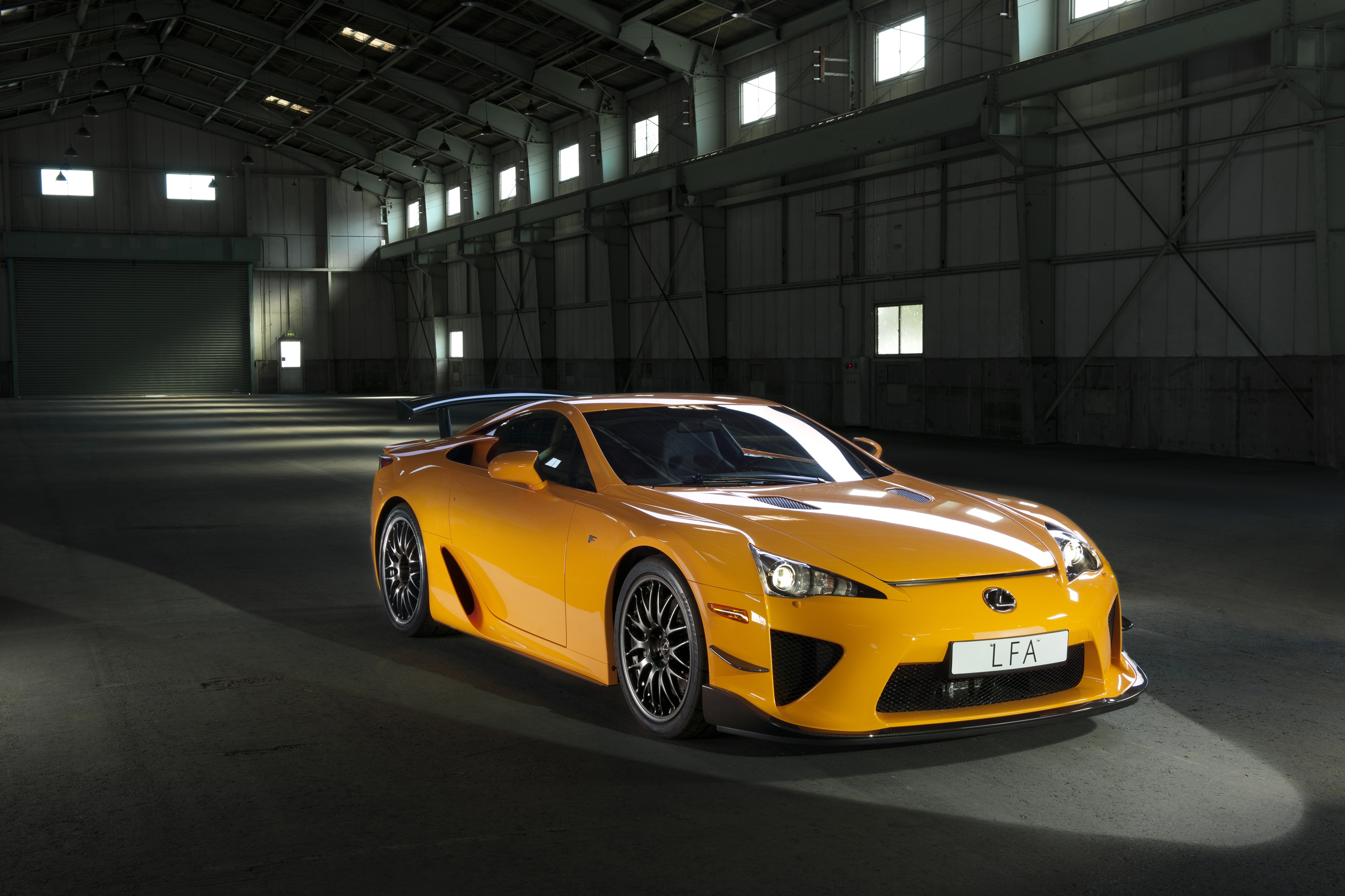 Бесплатное фото Желтый lexus lfa в большом ангаре