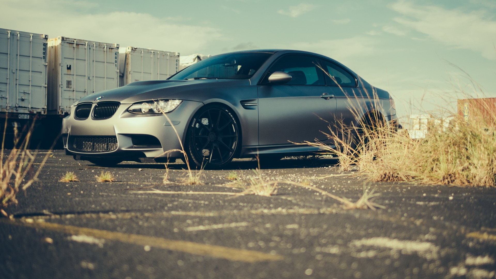 Free photo A gray BMW coupe.