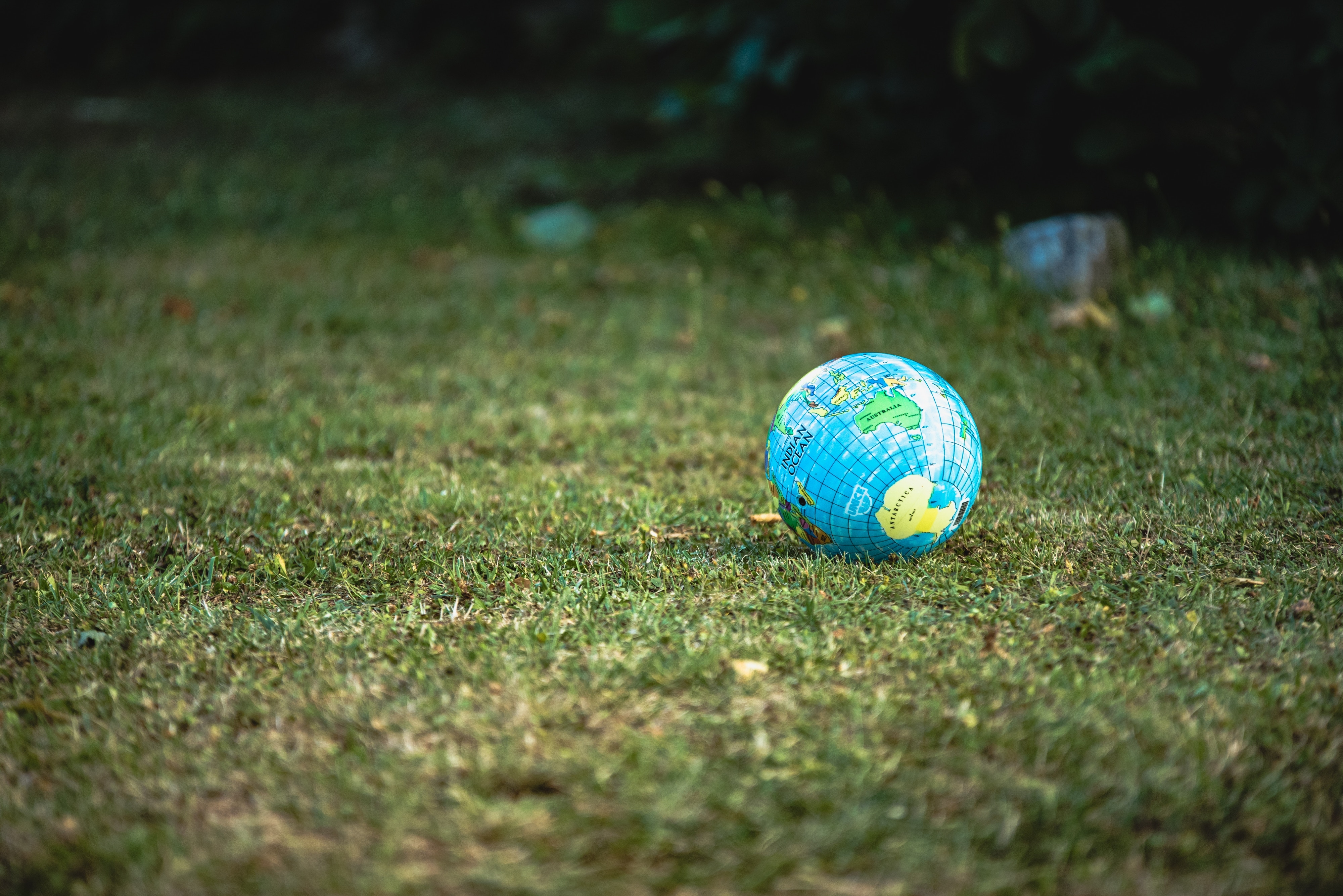 一个地球仪球躺在草坪上