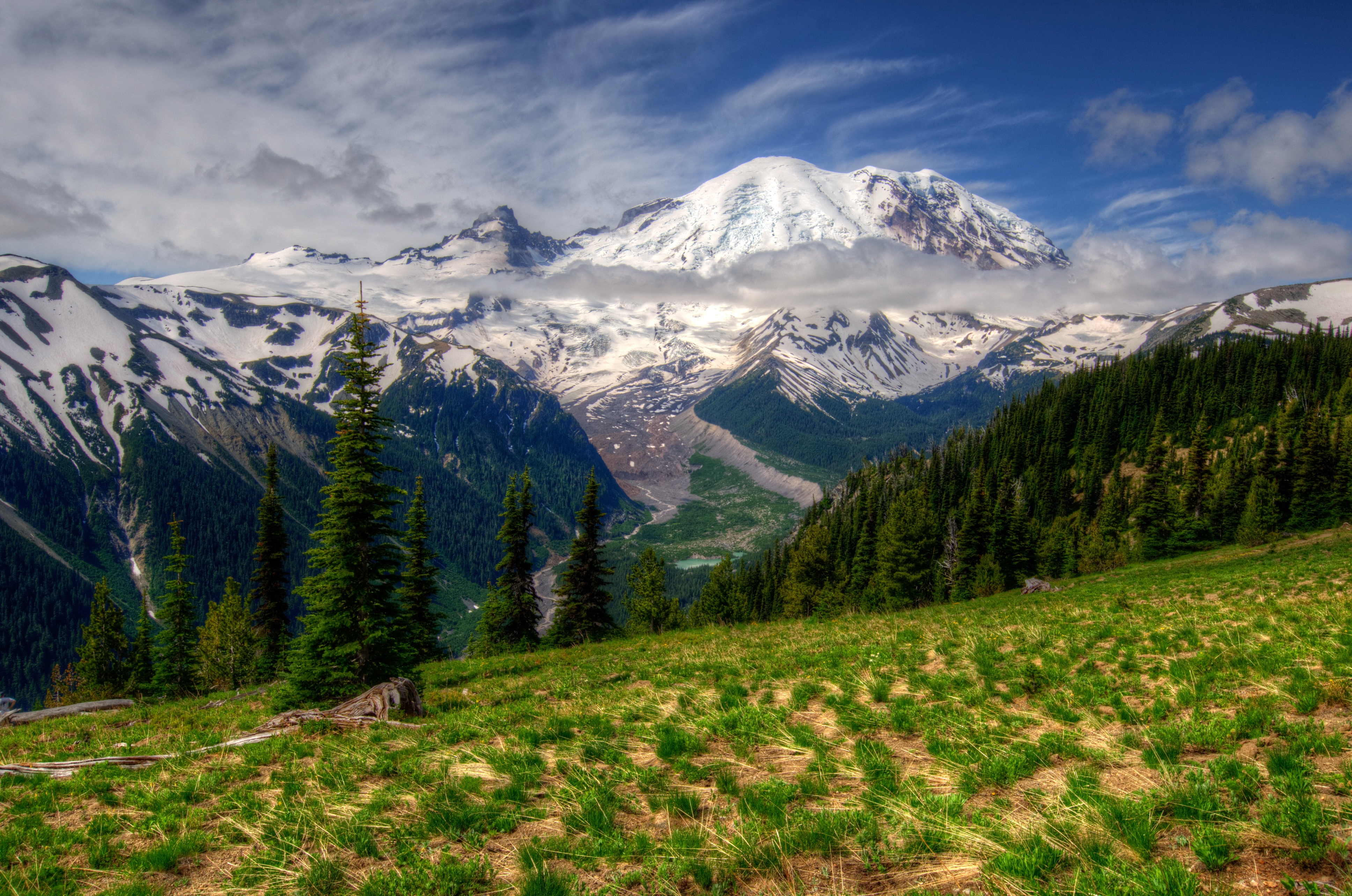 Free photo A walk through green hills overlooking snowy mountains