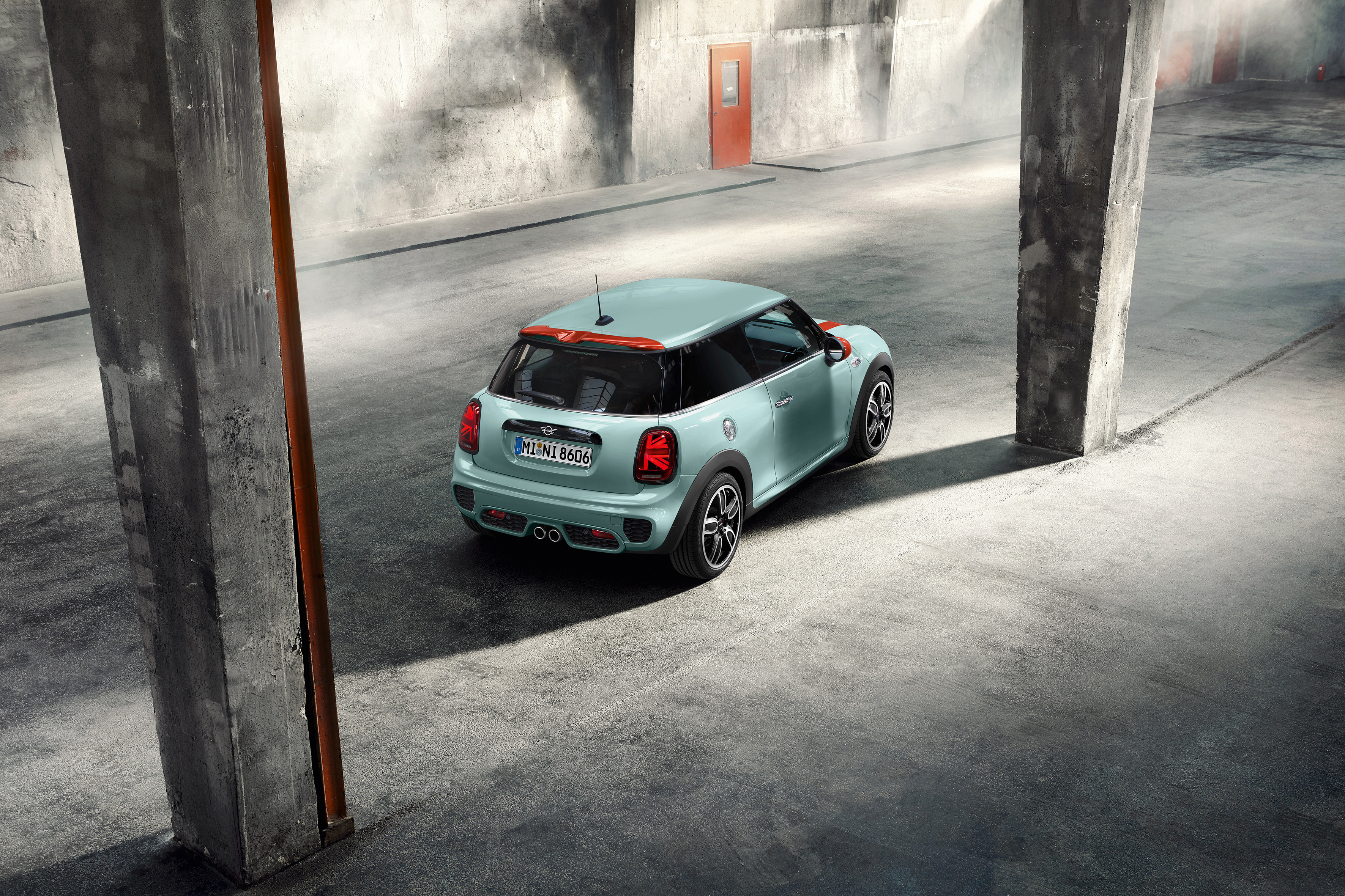 Free photo A 2018 Mini Cooper drives through an underground parking lot