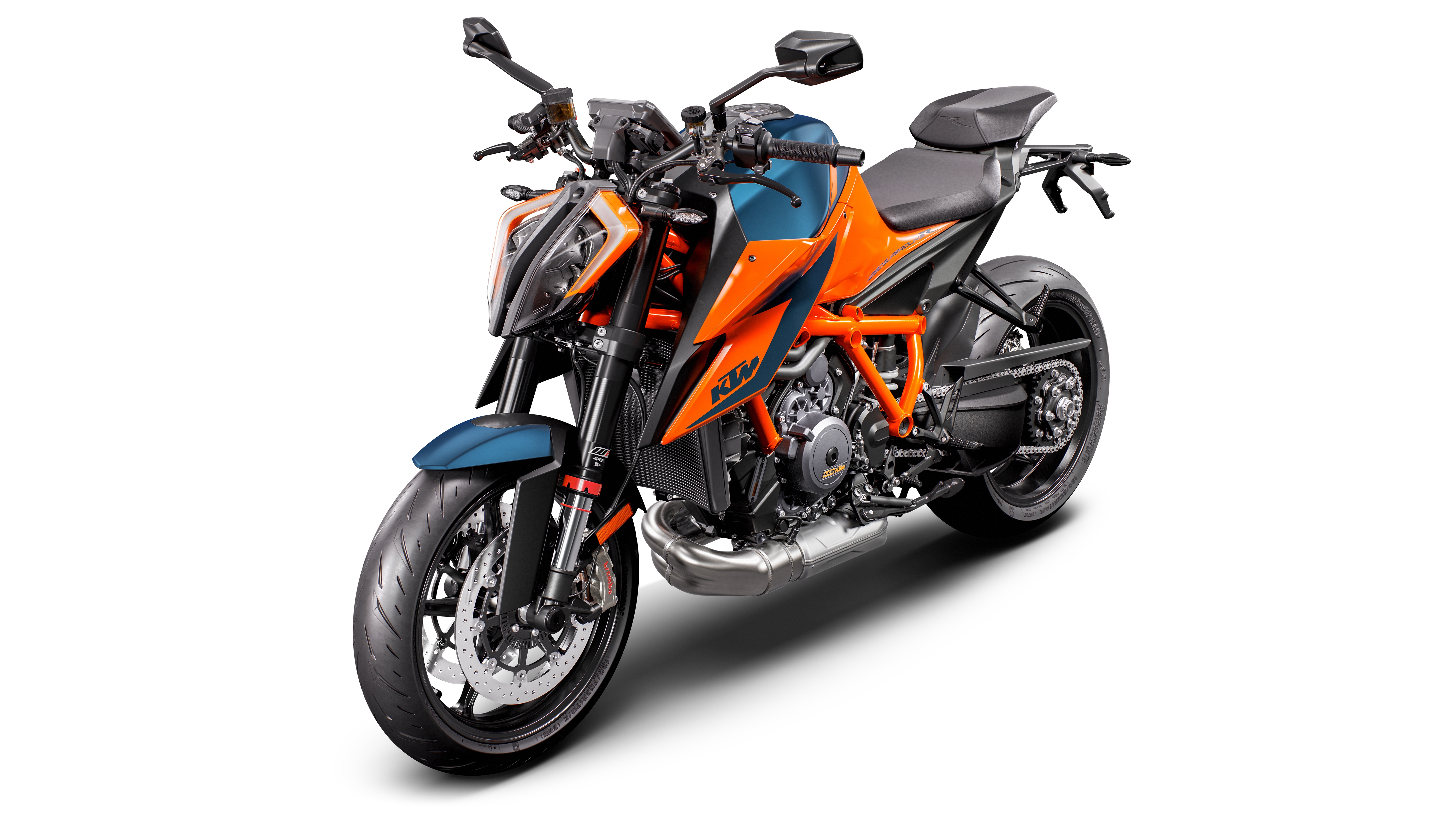 免费照片白色背景上的橙色KTM1290超级公爵R