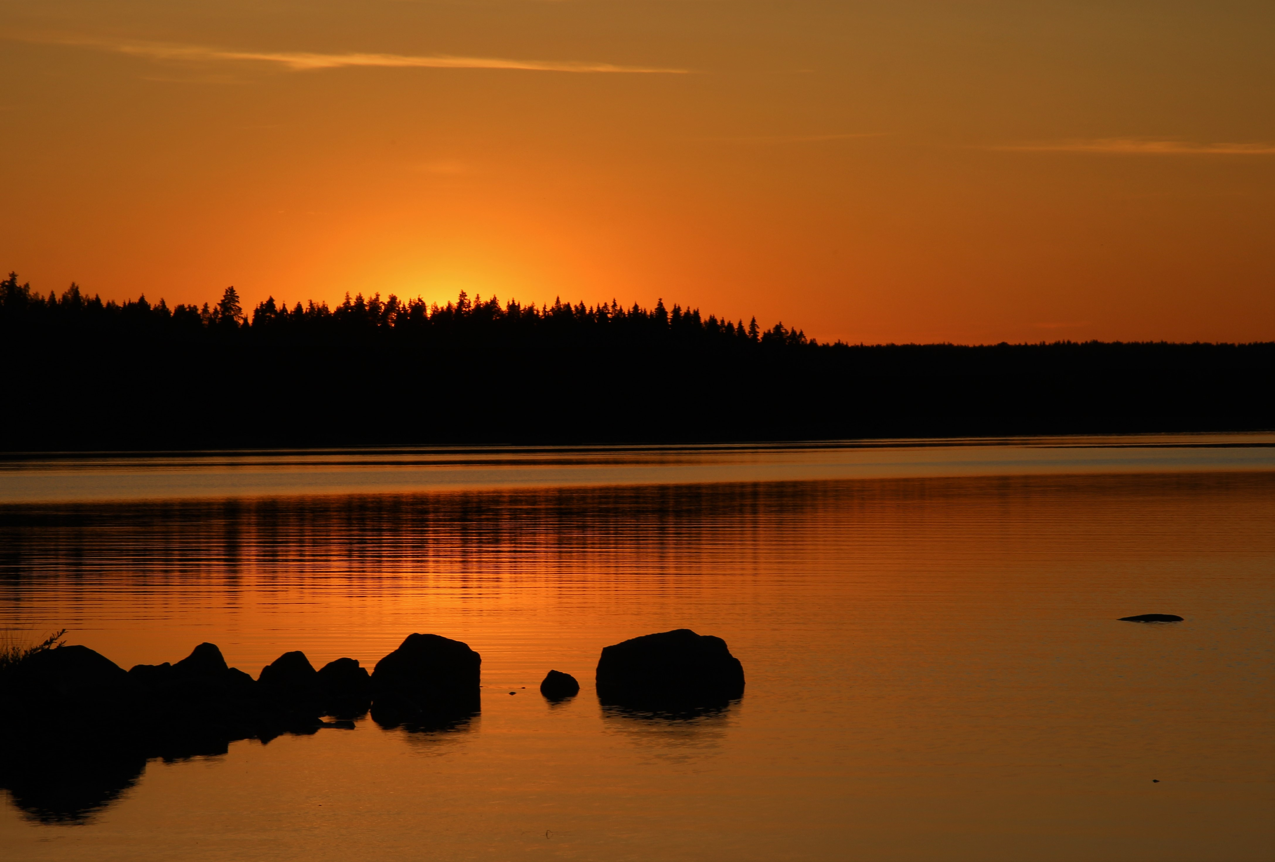 湖上的黄昏与橙色的天空