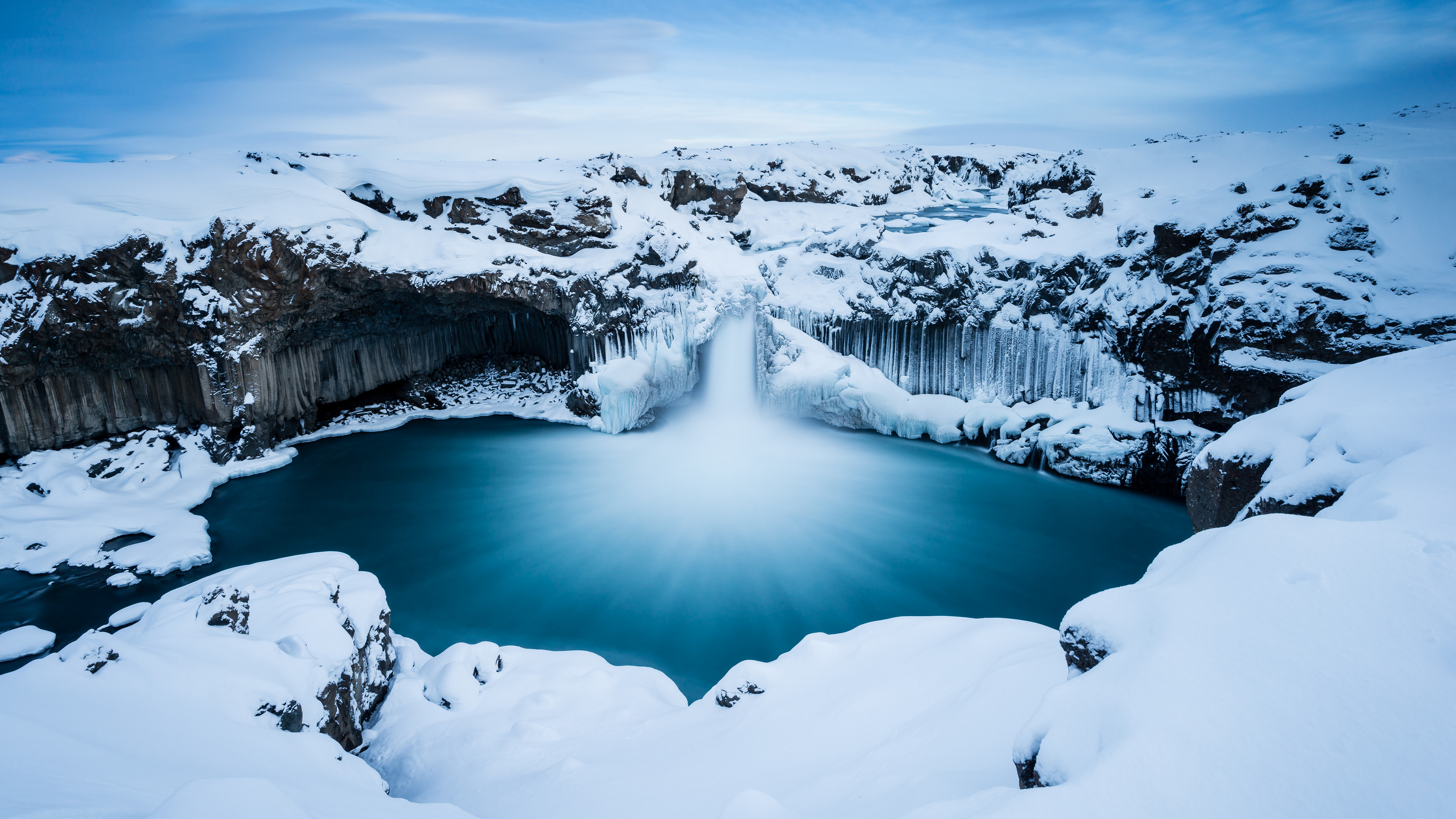 Бесплатное фото Этот водопад не замерзает даже зимой