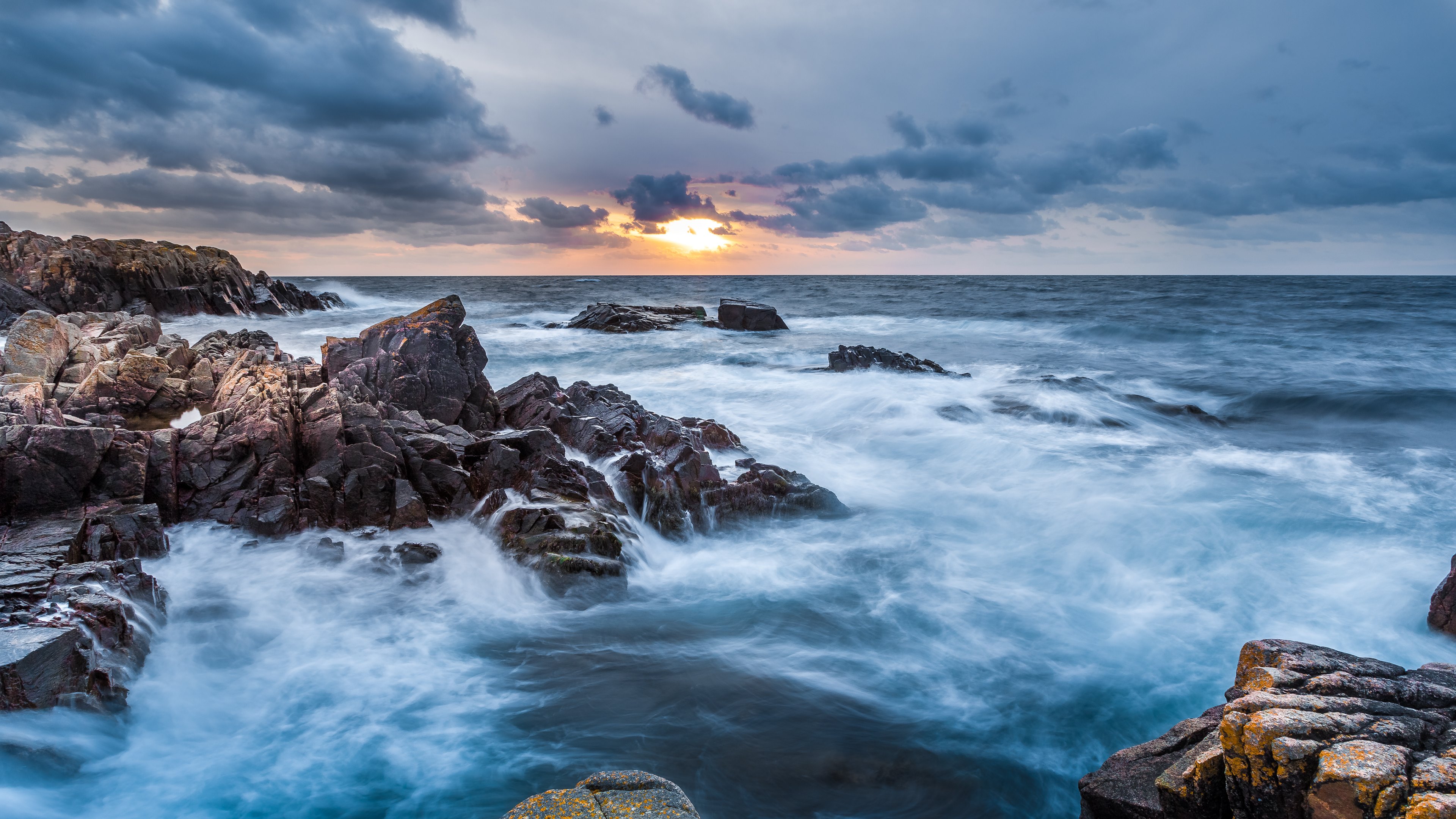 免费照片海浪拍打着岩石海岸