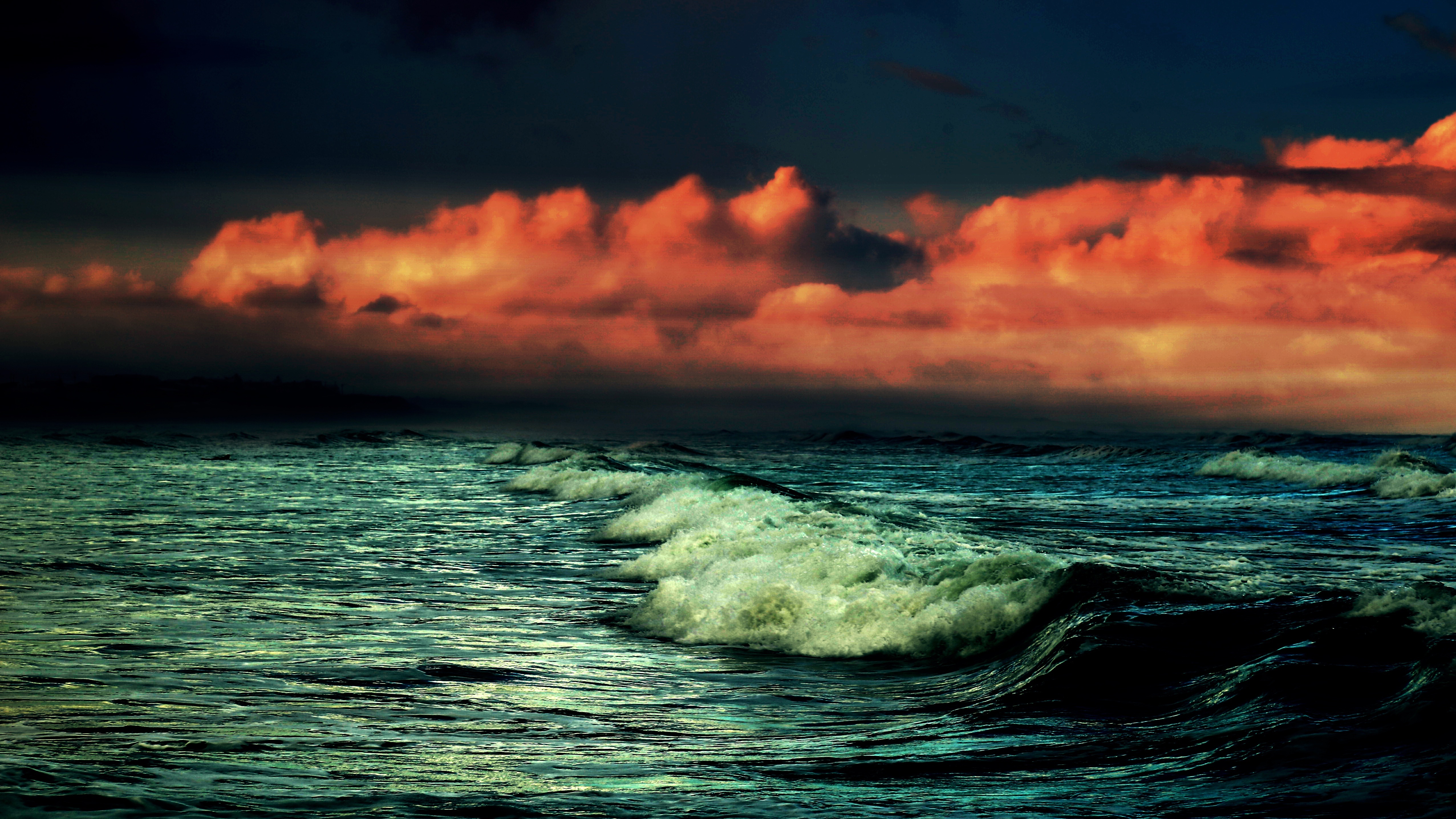Бесплатное фото Морские волны у берега на закате