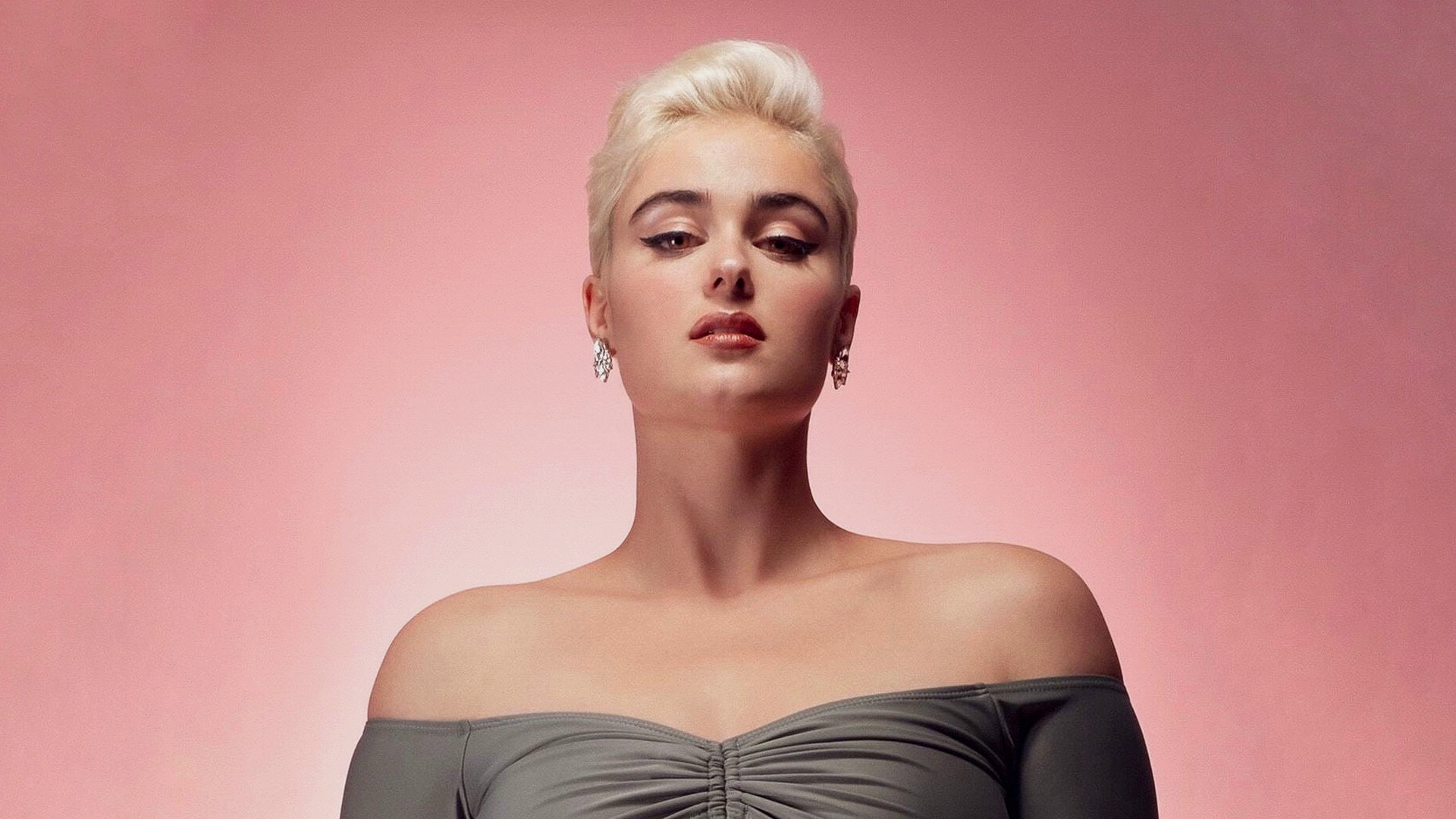 免费照片Stefania Ferrario在粉红色背景上