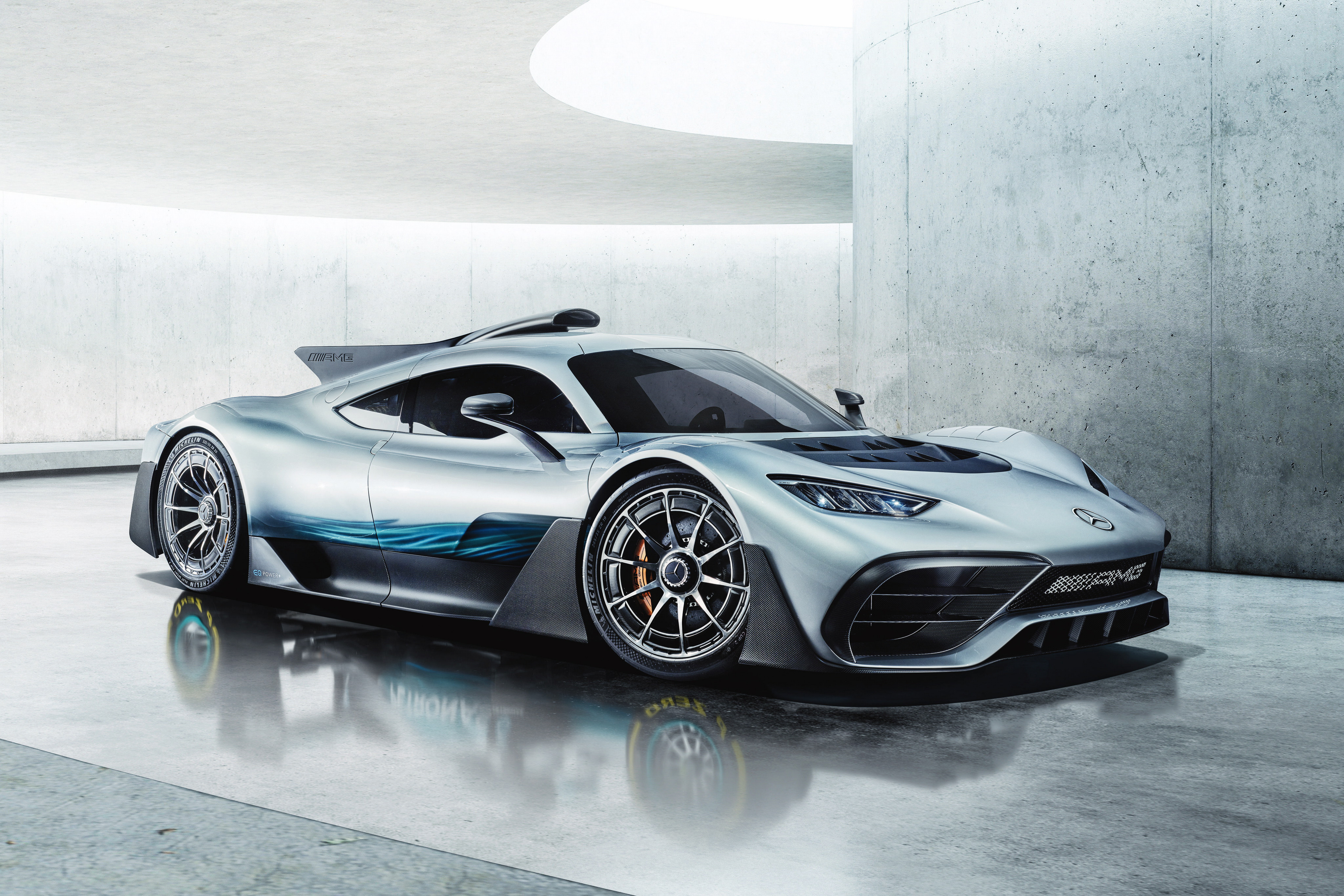 Бесплатное фото Mercedes amg project one на простом фоне