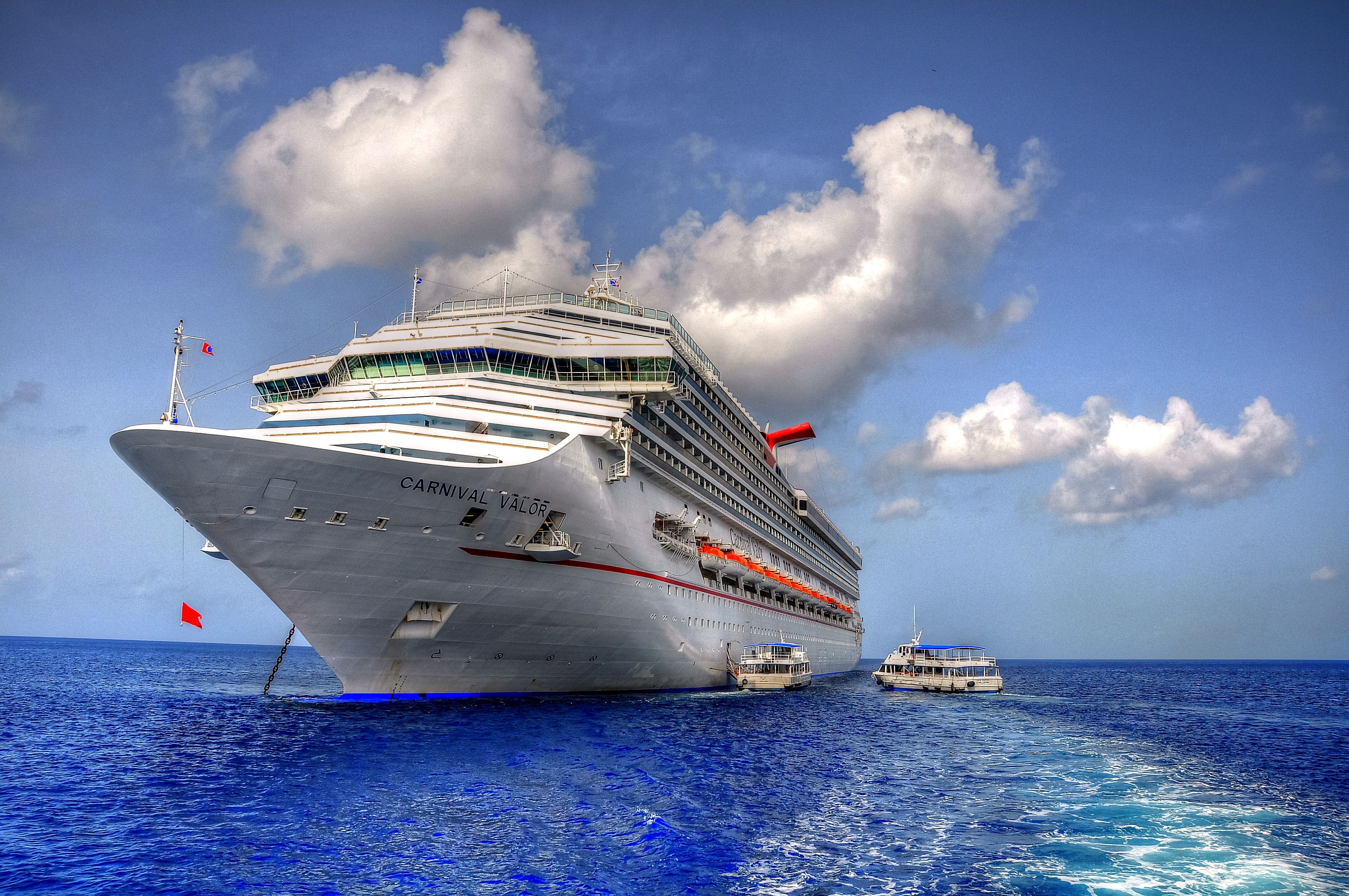 Free photo A large cruise ship on the water