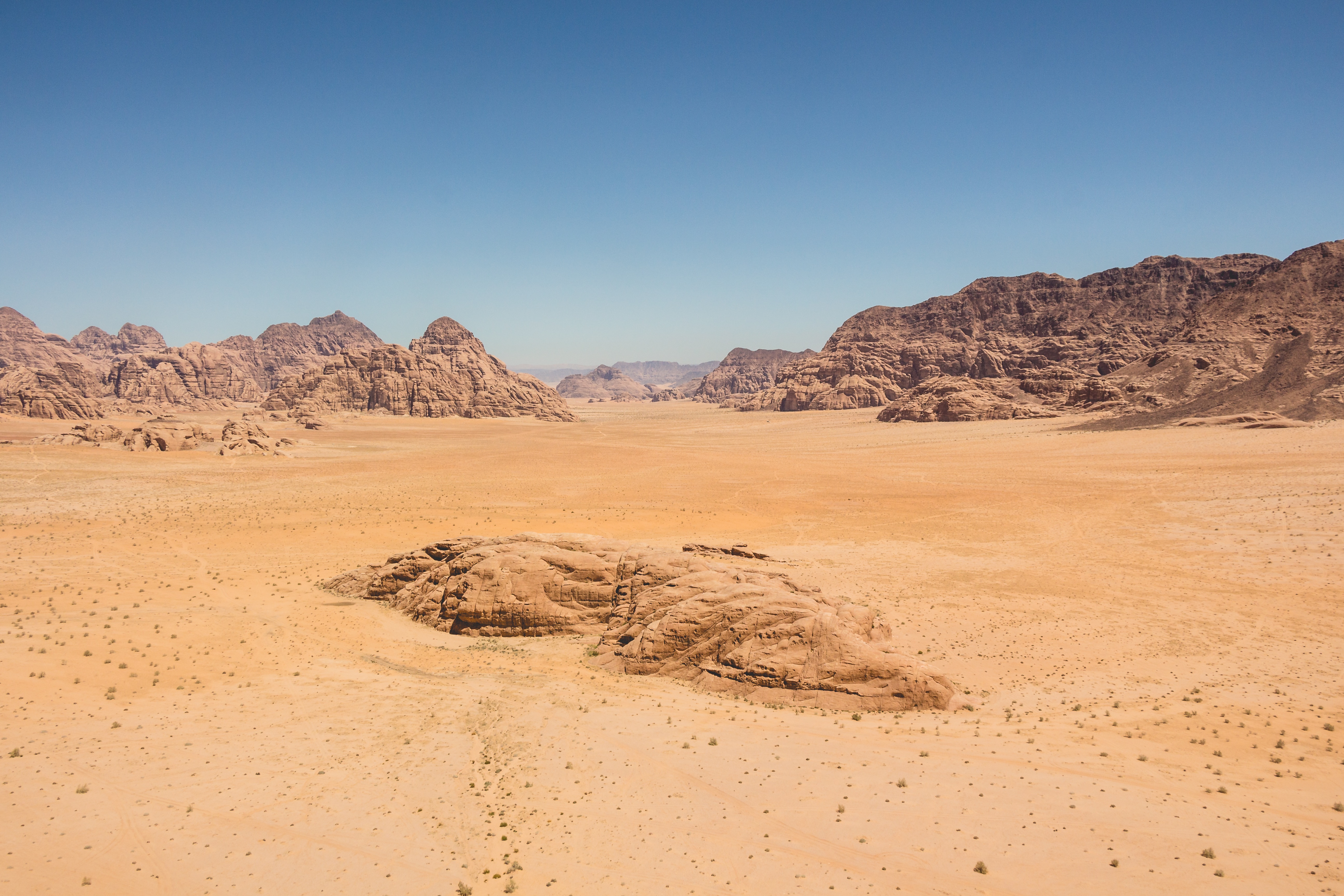 免费照片被悬崖包围的沙漠