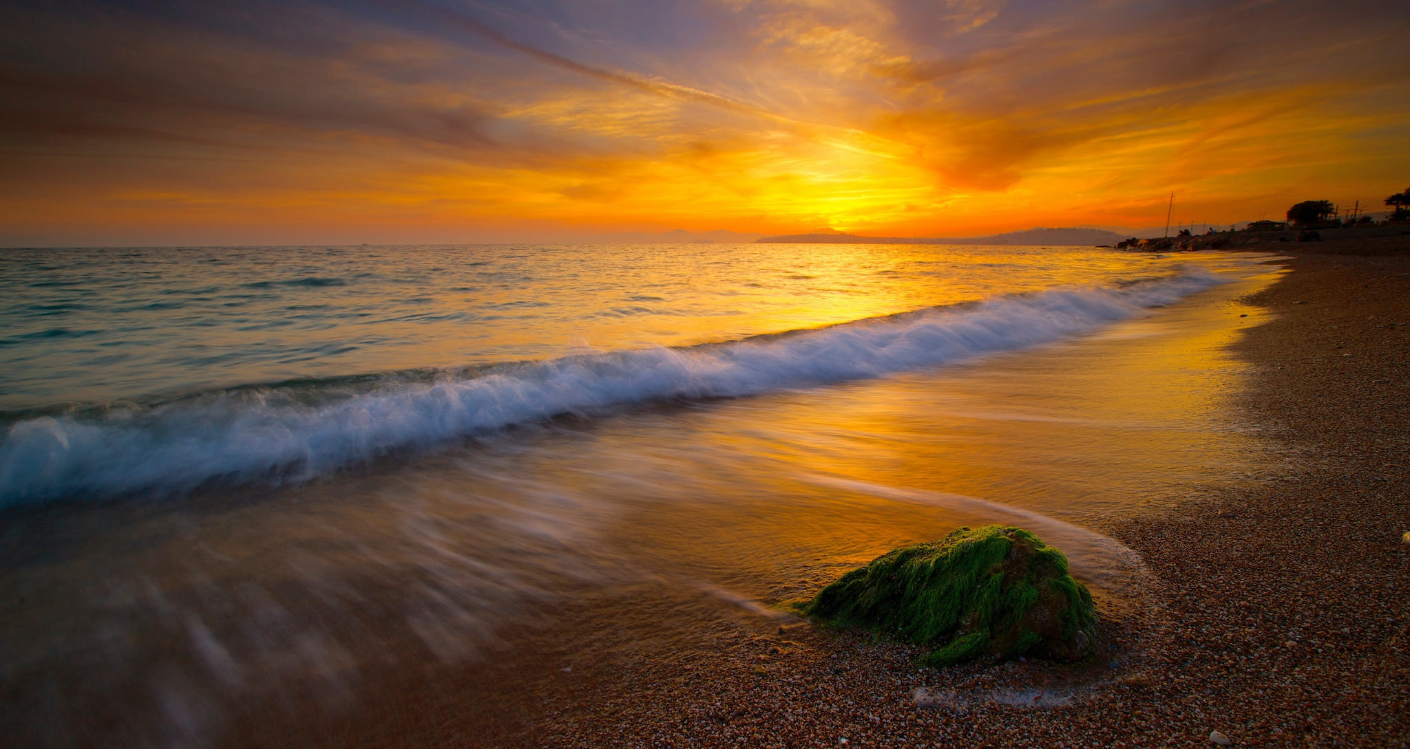 Free photo A gentle sunset by the sea