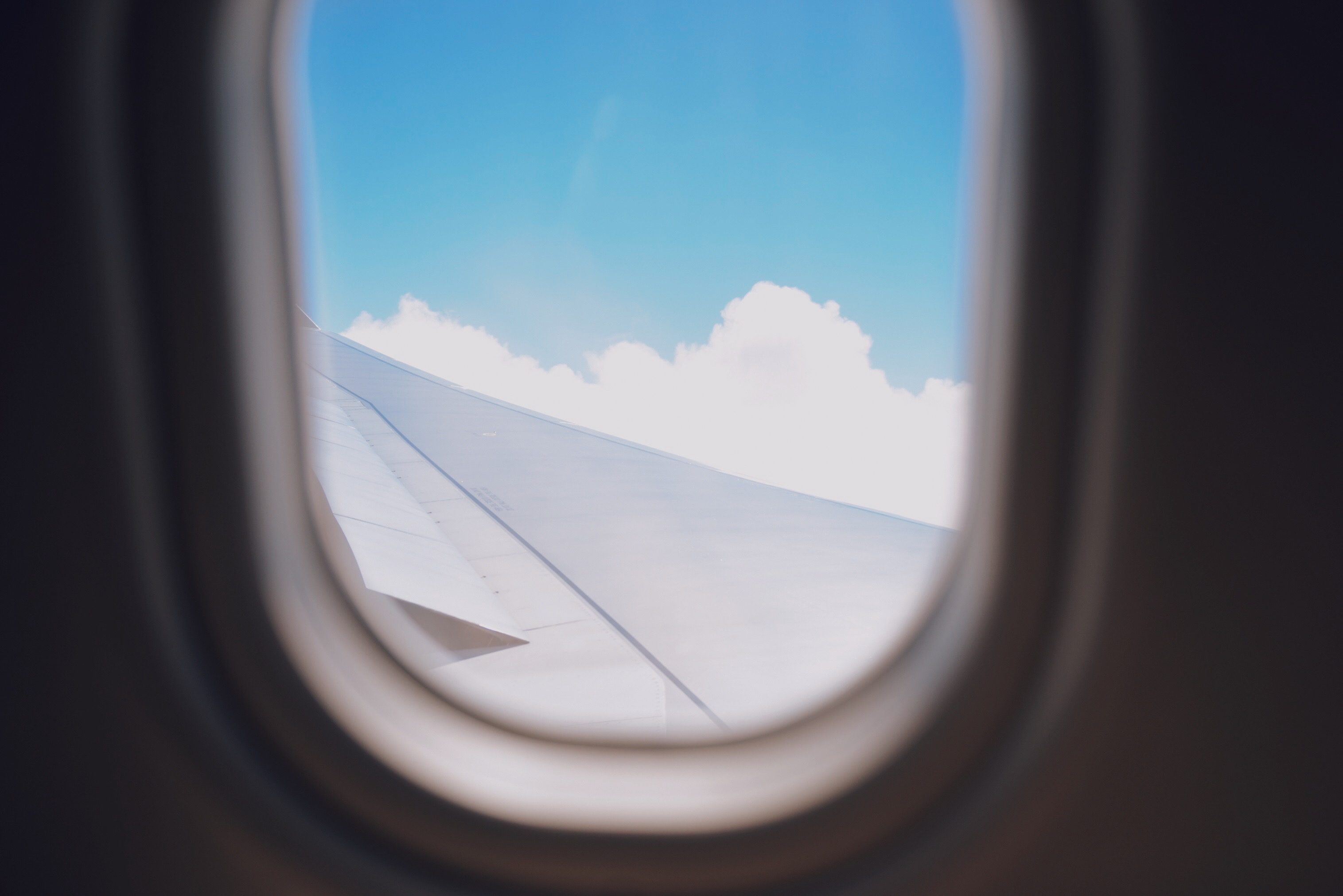 桌面上的壁纸机翼 轻 云层