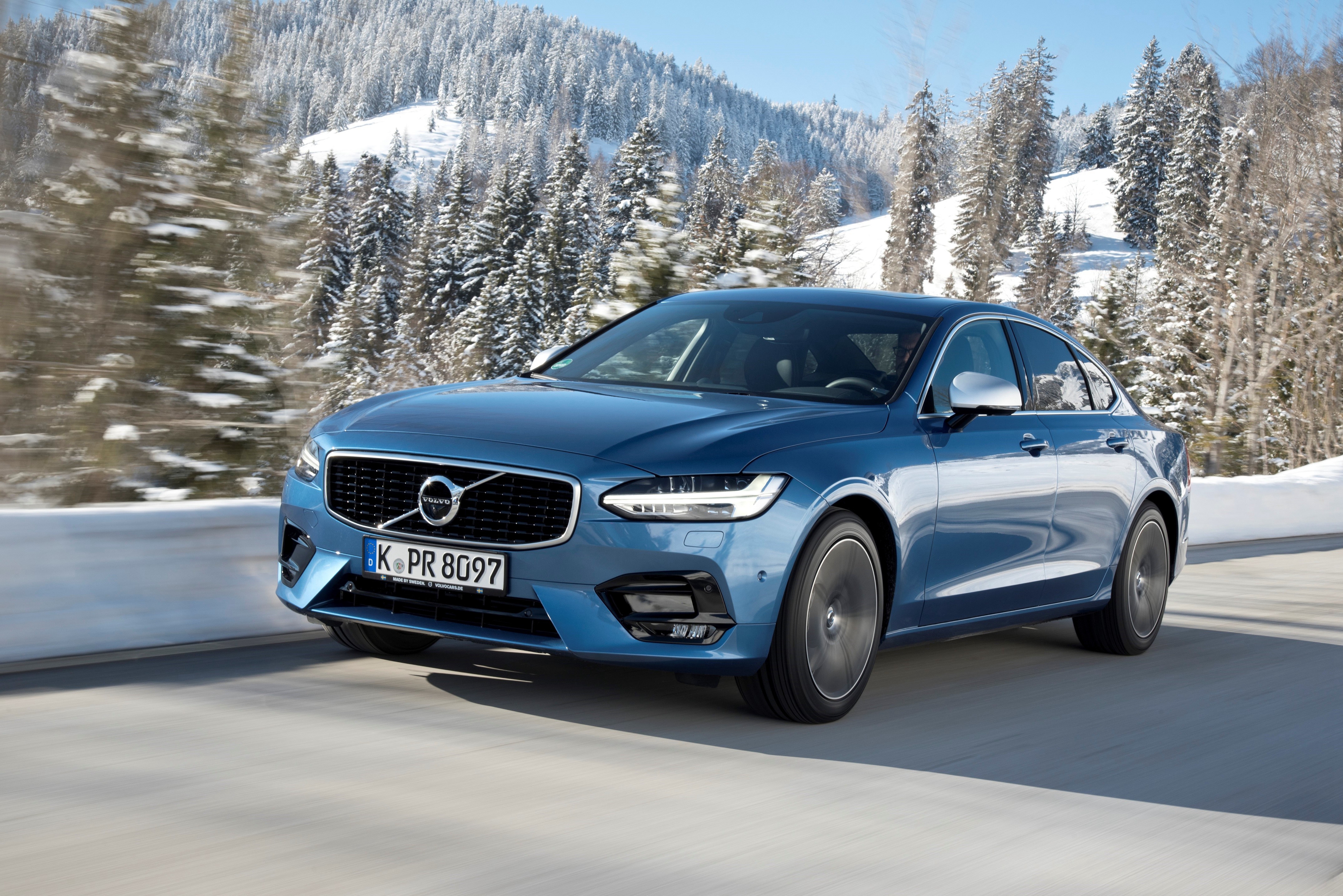 Free photo Blue volvo s90 in motion