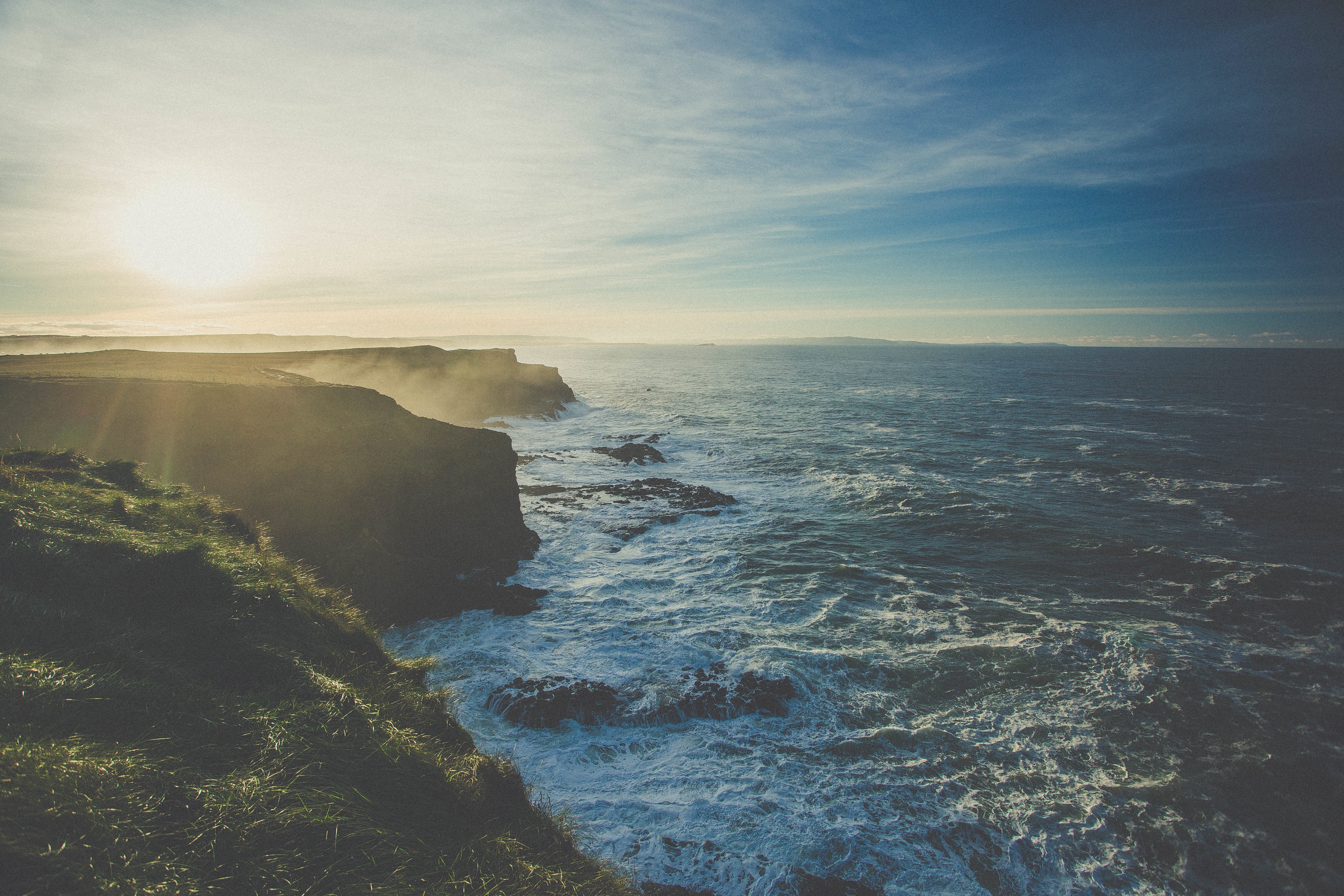 Free photo Strong waves at the foot of the cliffs at sunset