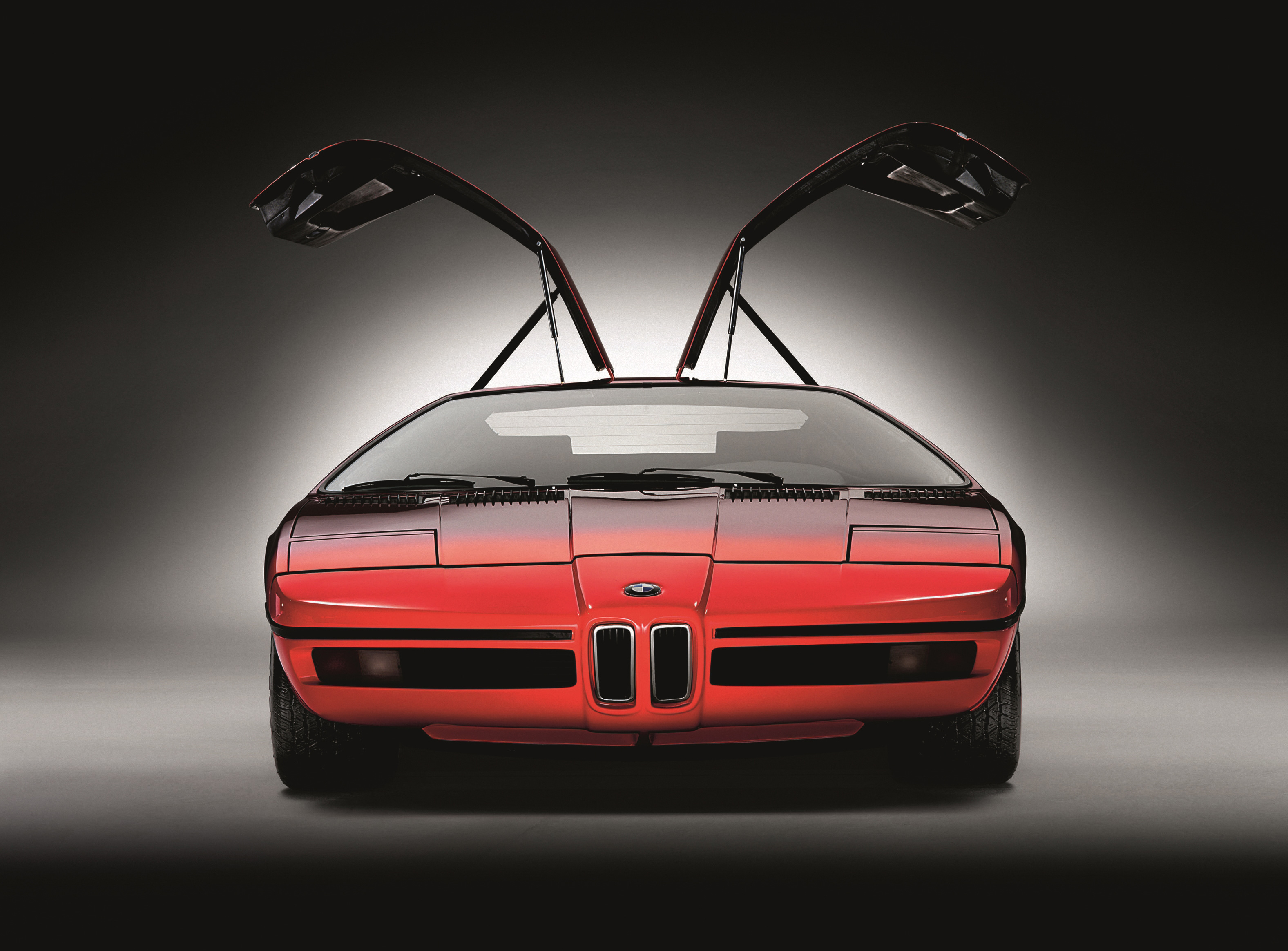 Красная бмв с открывающимися дверями вверх