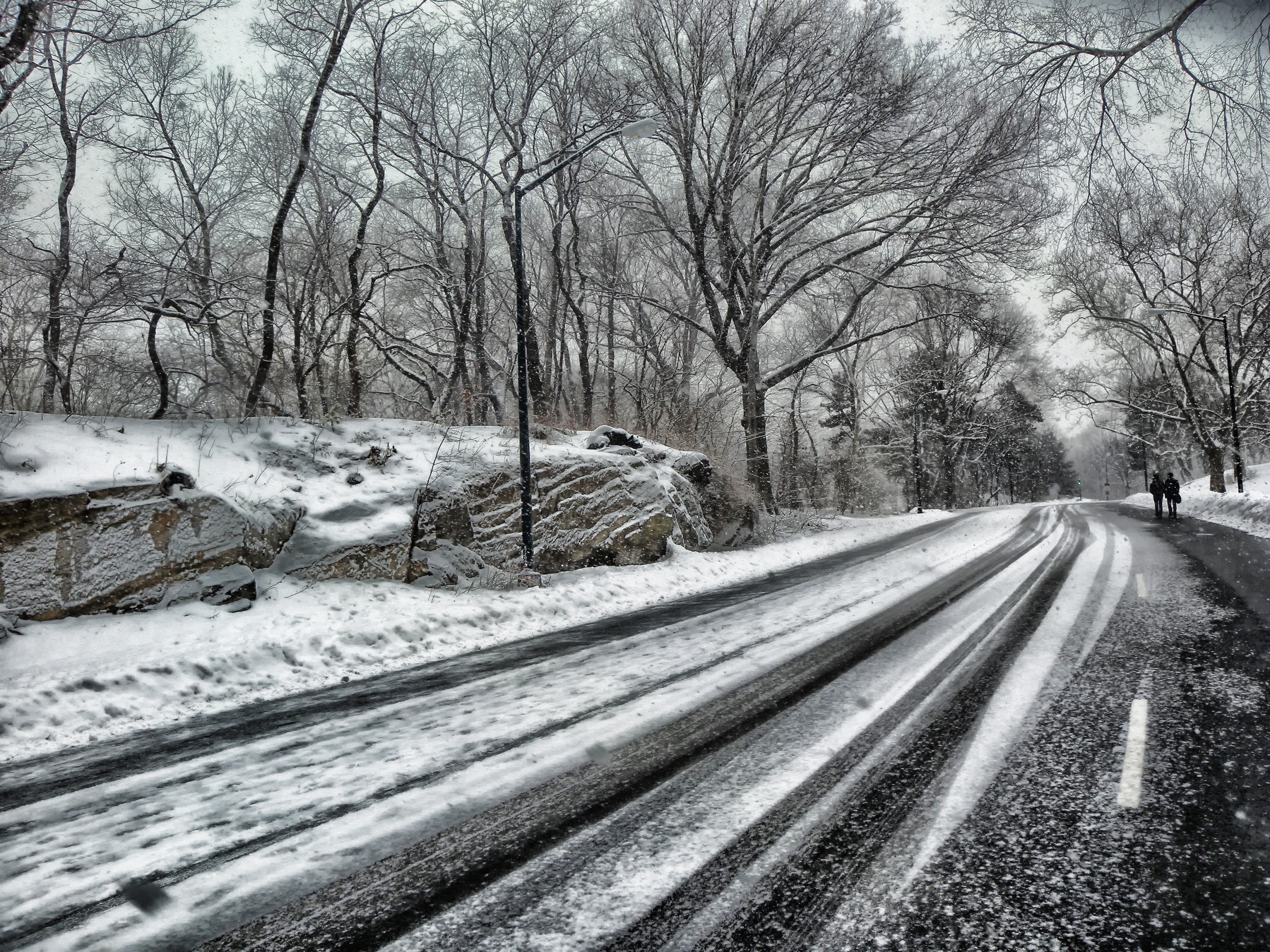 Free photo Winter road in warm weather