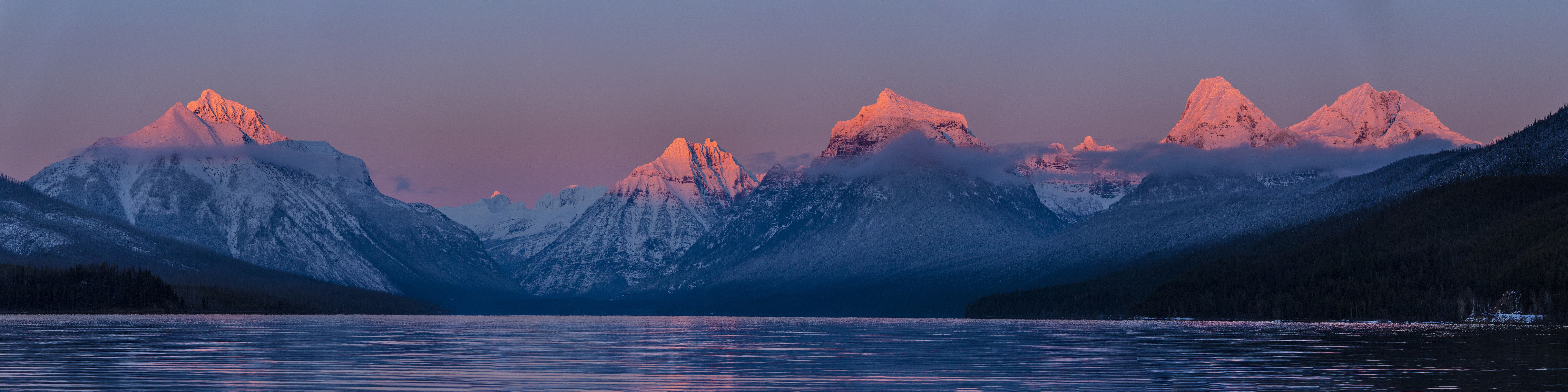 Free photo View of the mountains with snowy peaks