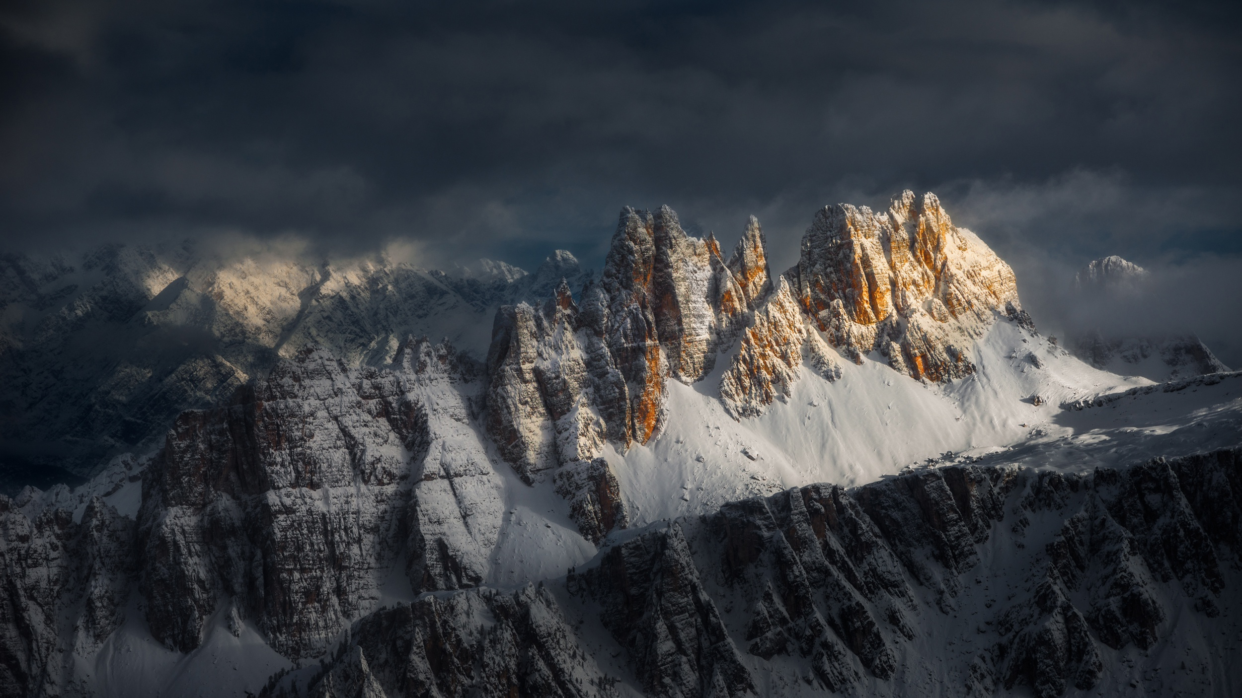 Free photo Winter`s gloomy mountains