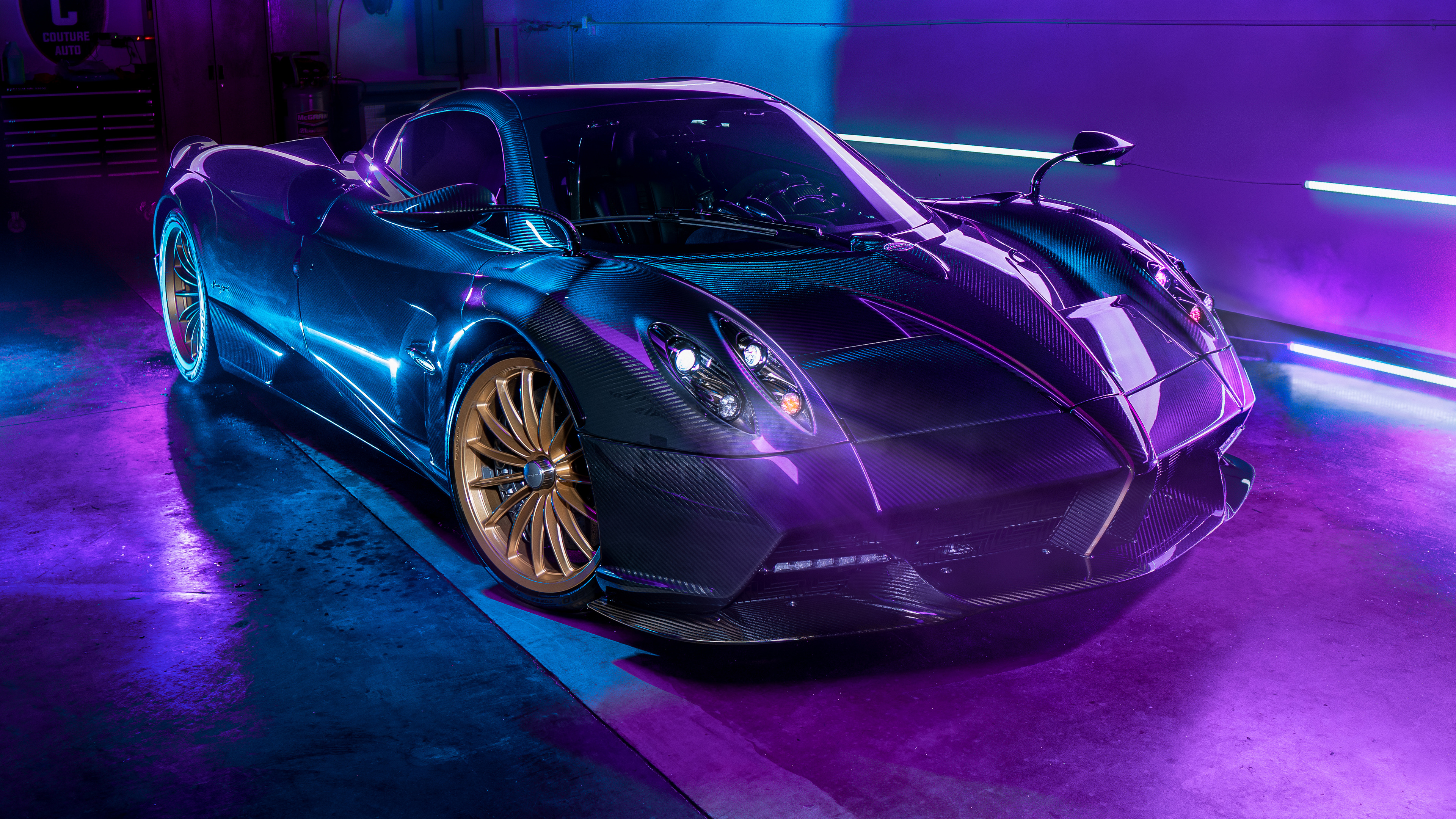 Бесплатное фото Pagani Huayra Roadster в комнате с розовой подсветкой