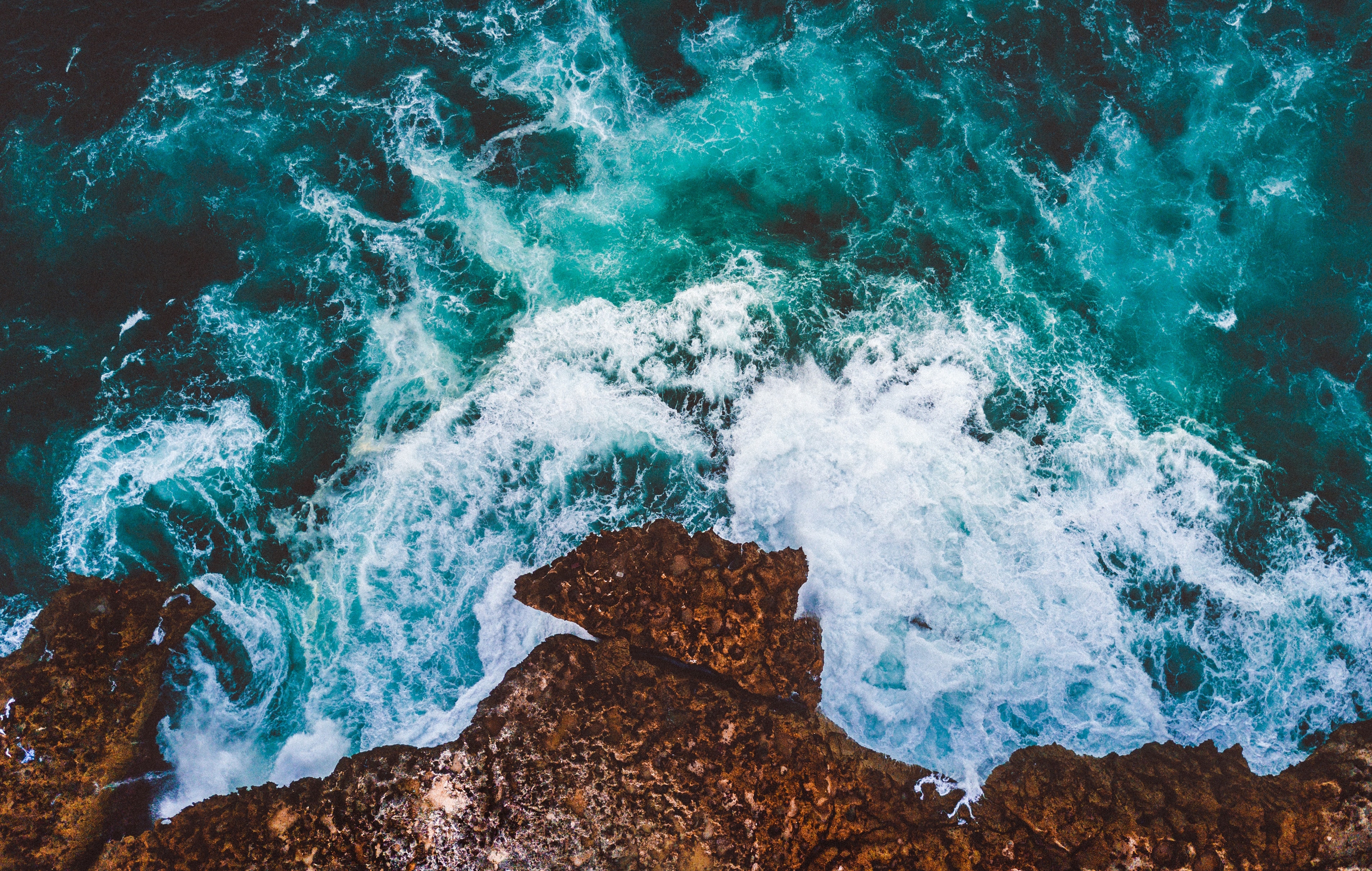 Free photo Sea waves crash on the rocky shore