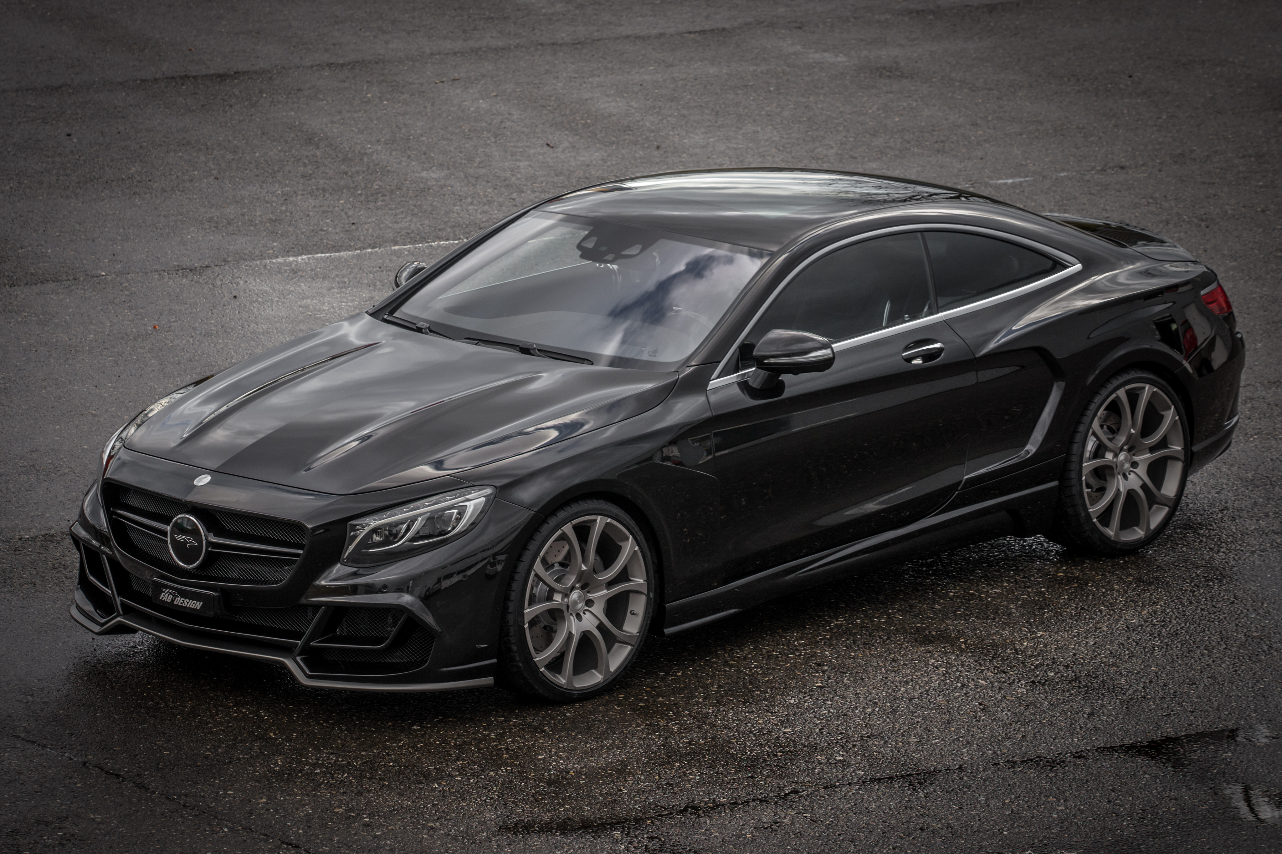 Free photo Black Mercedes Benz coupe