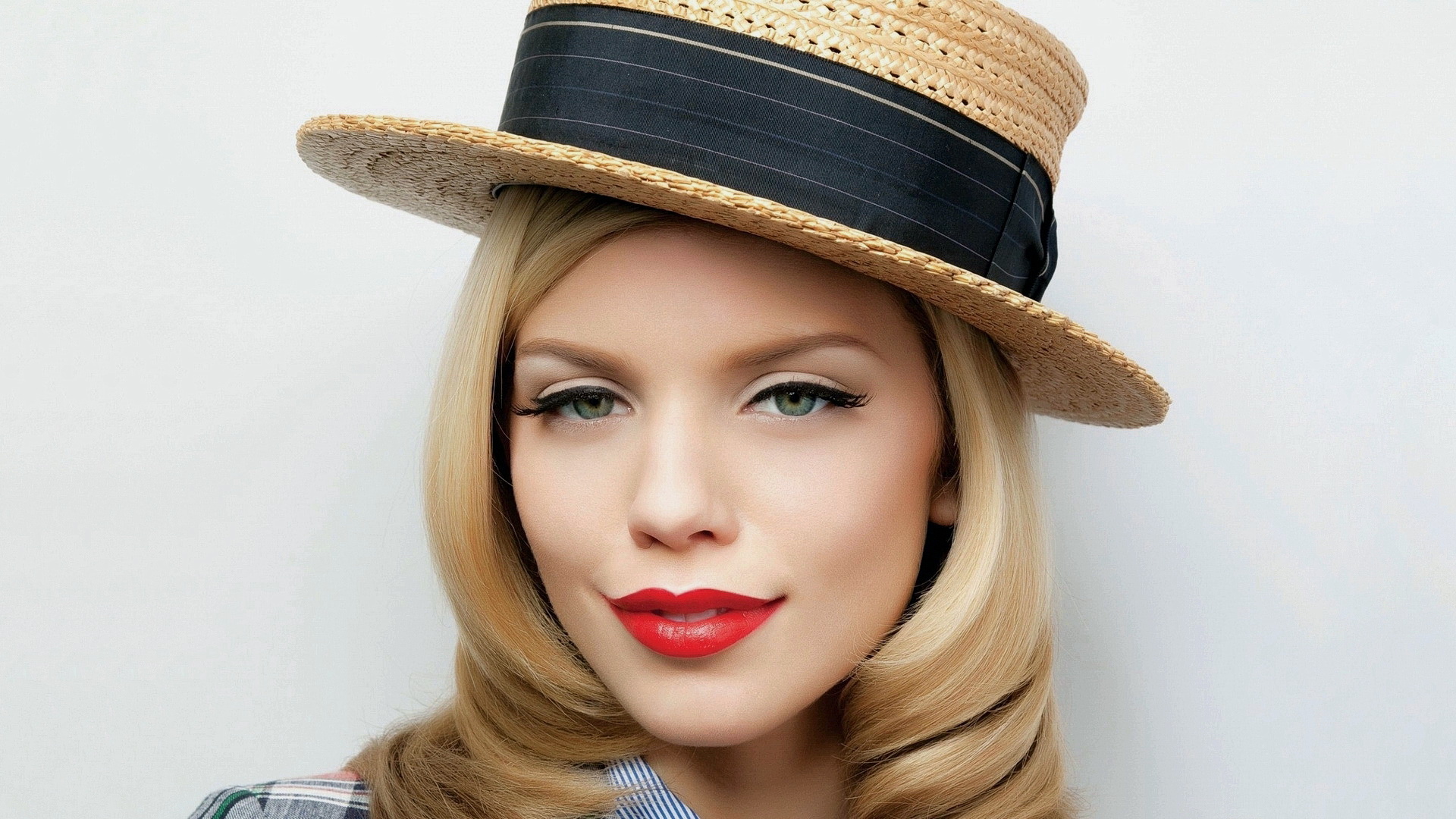 Free photo Photo of a blonde in a hat